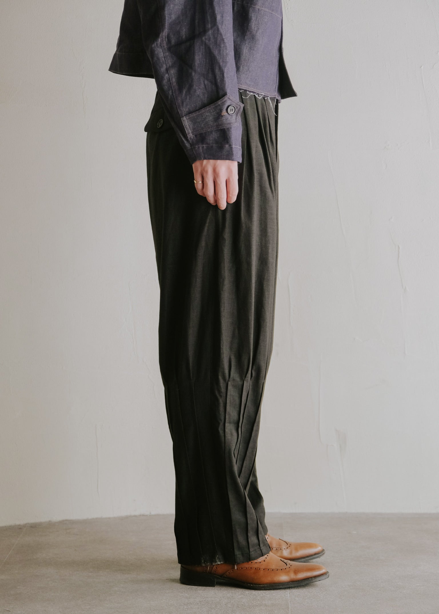 HOMO LUDENS 26SS pintuck linen slacks / Black