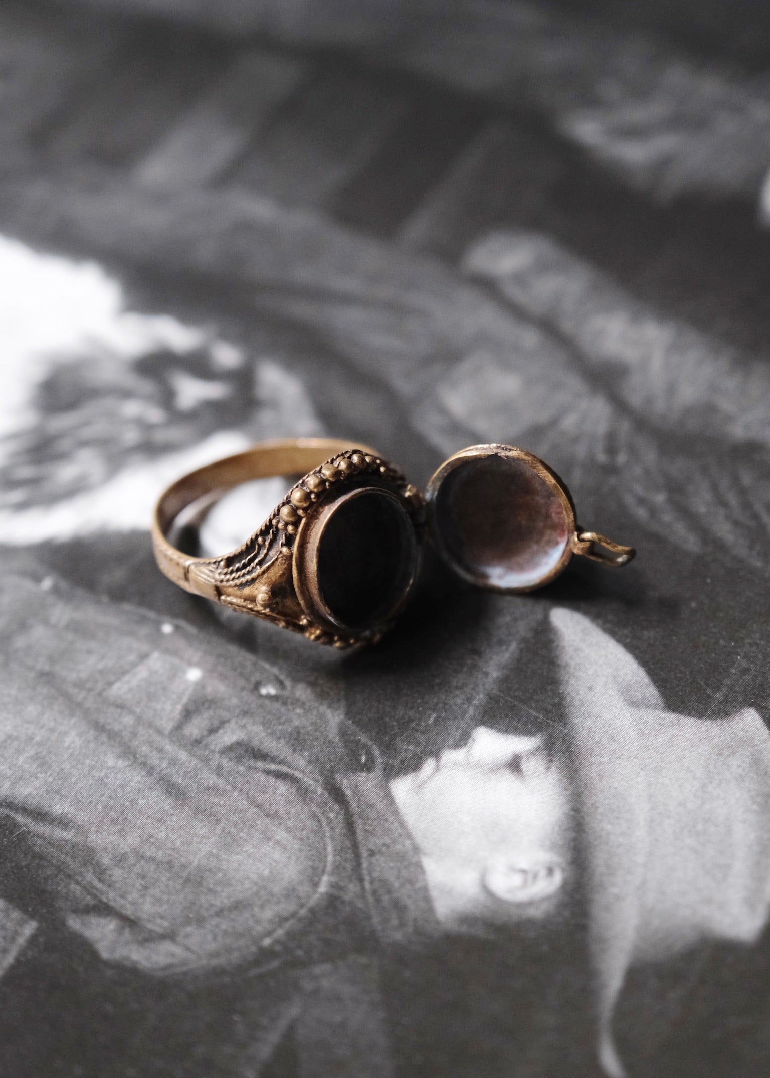 1900〜10's Antique poison ring