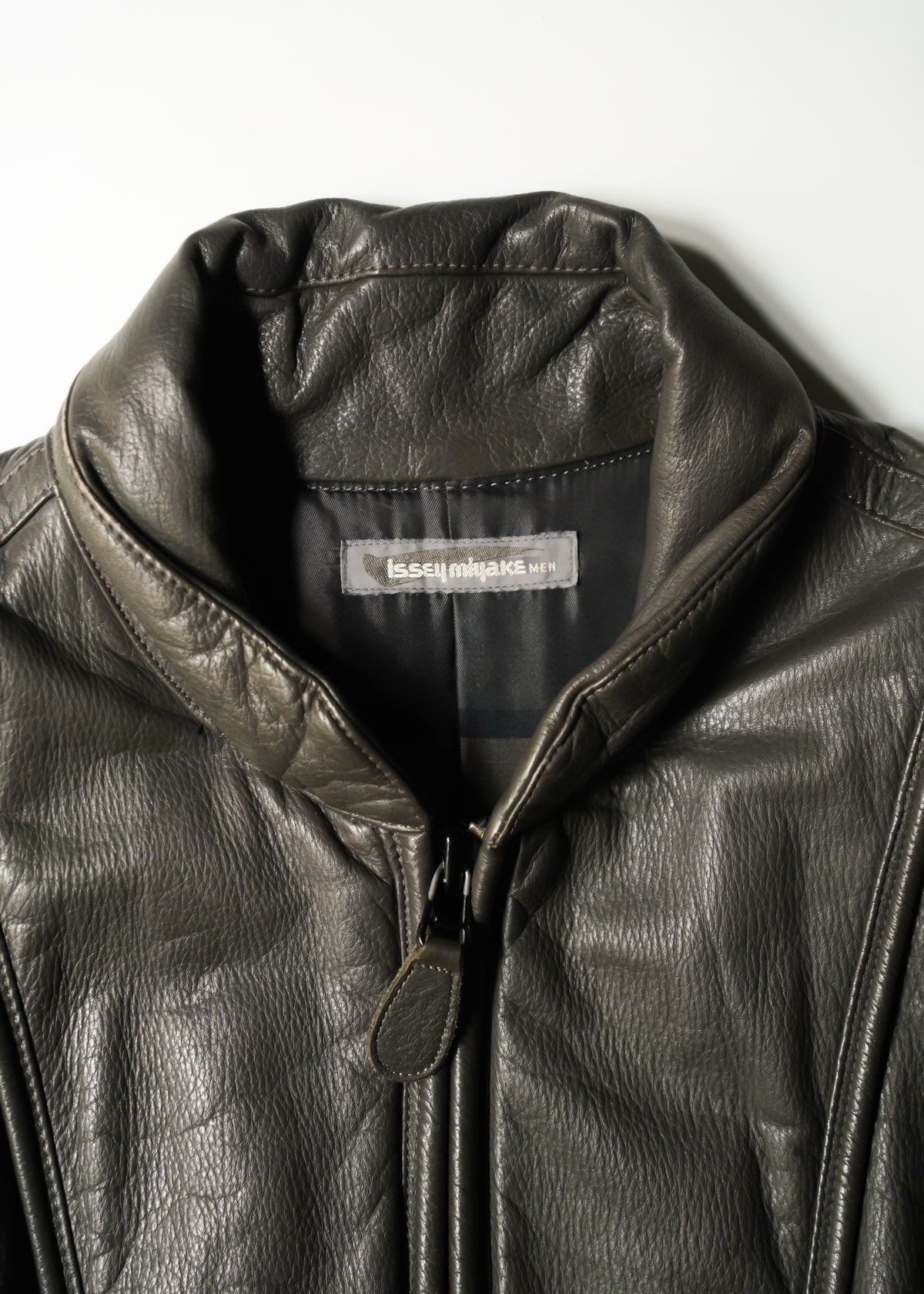 ISSEY MIYAKE 82AWzip up cow leather jacket