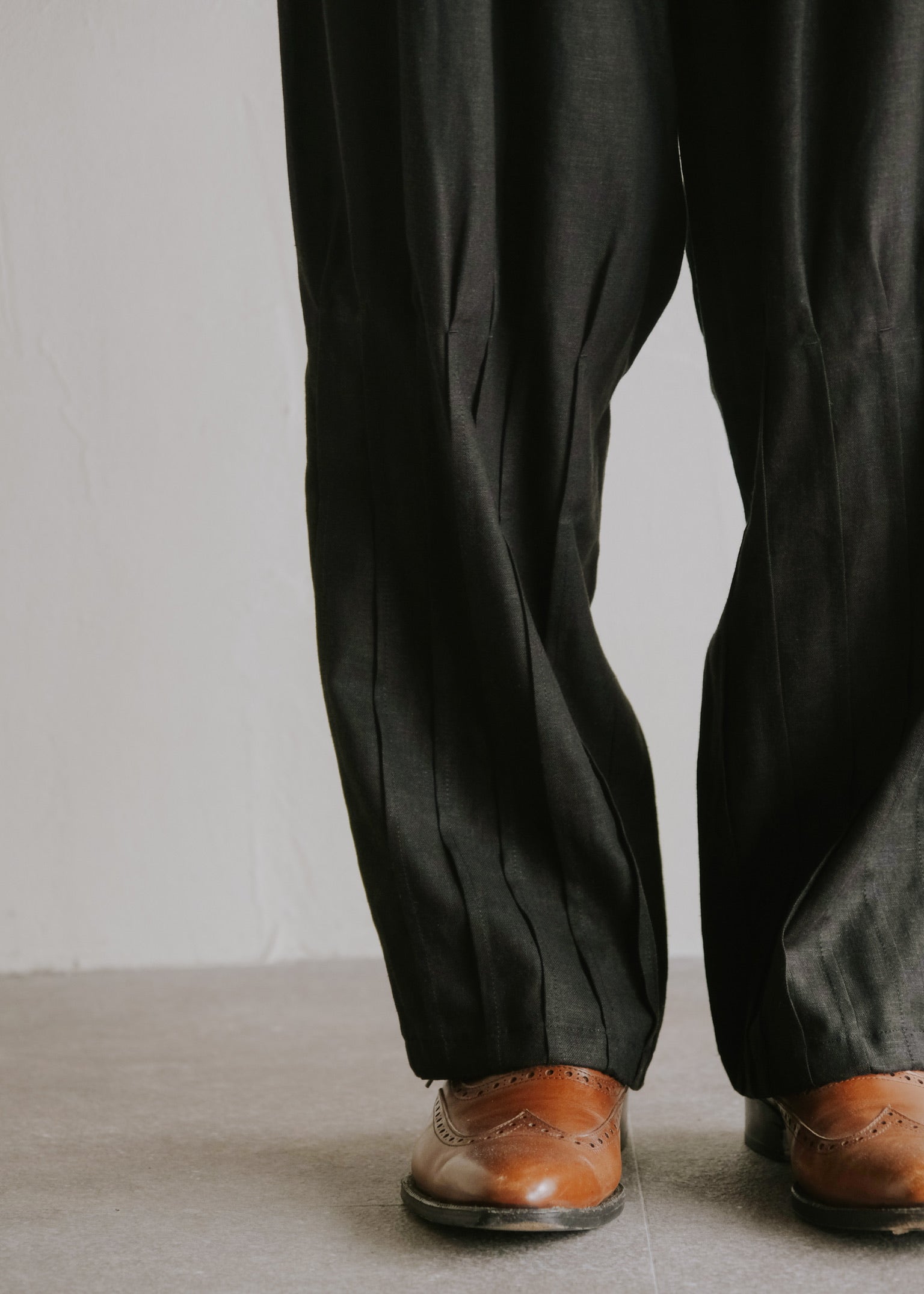 HOMO LUDENS 26SS pintuck linen slacks / Black