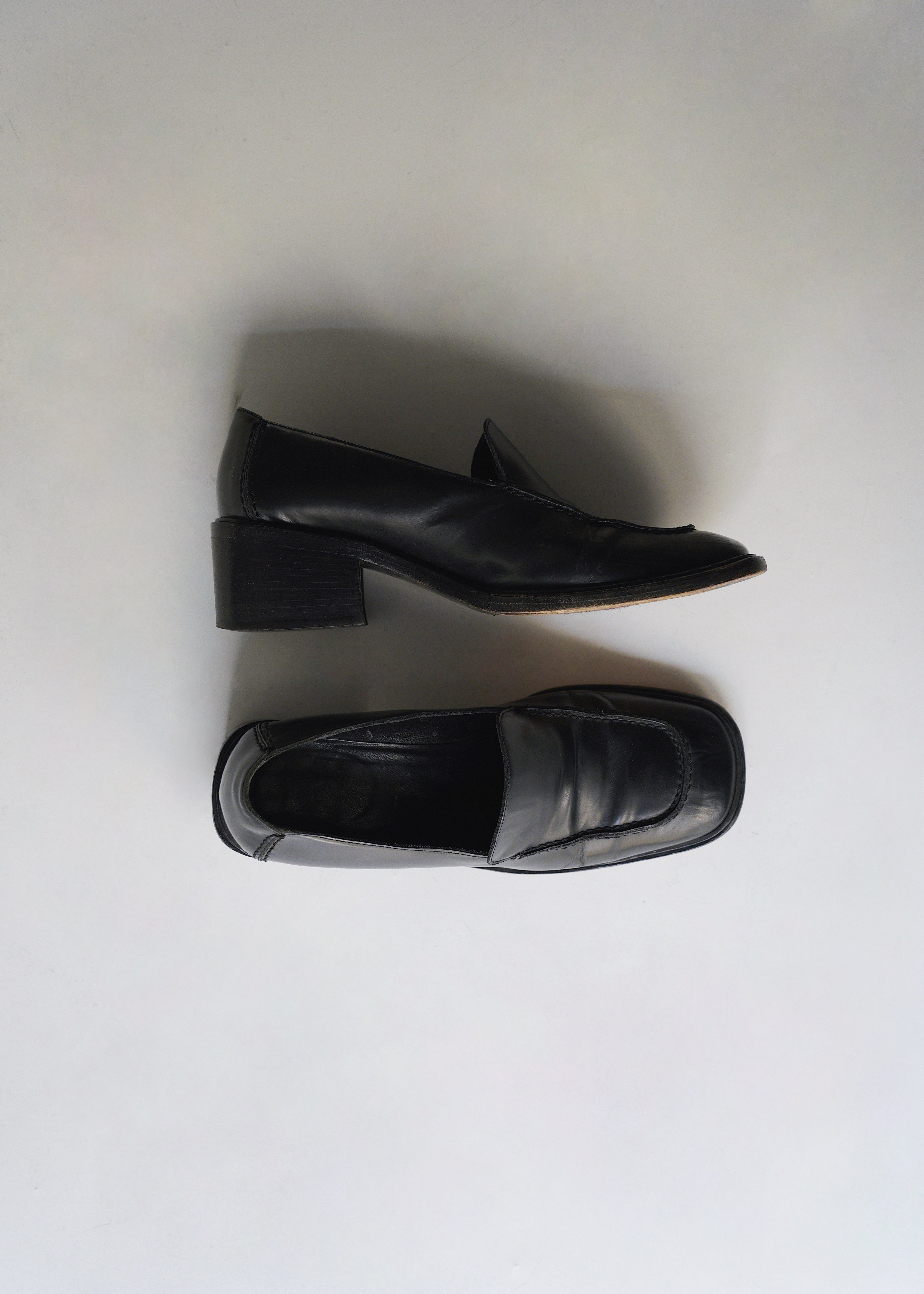 00's GUCCI square toe leather loafer