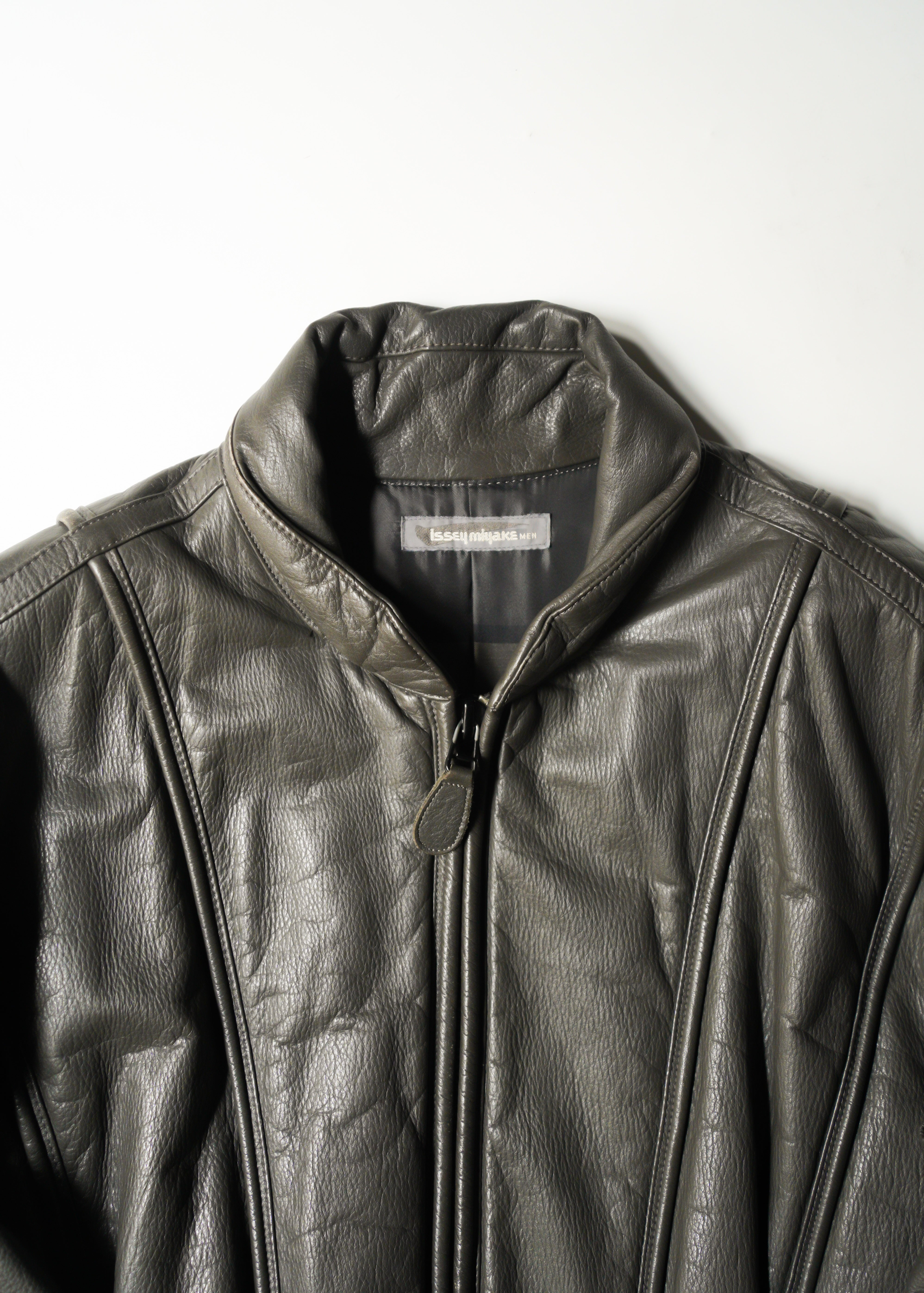 ISSEY MIYAKE 82AWzip up cow leather jacket