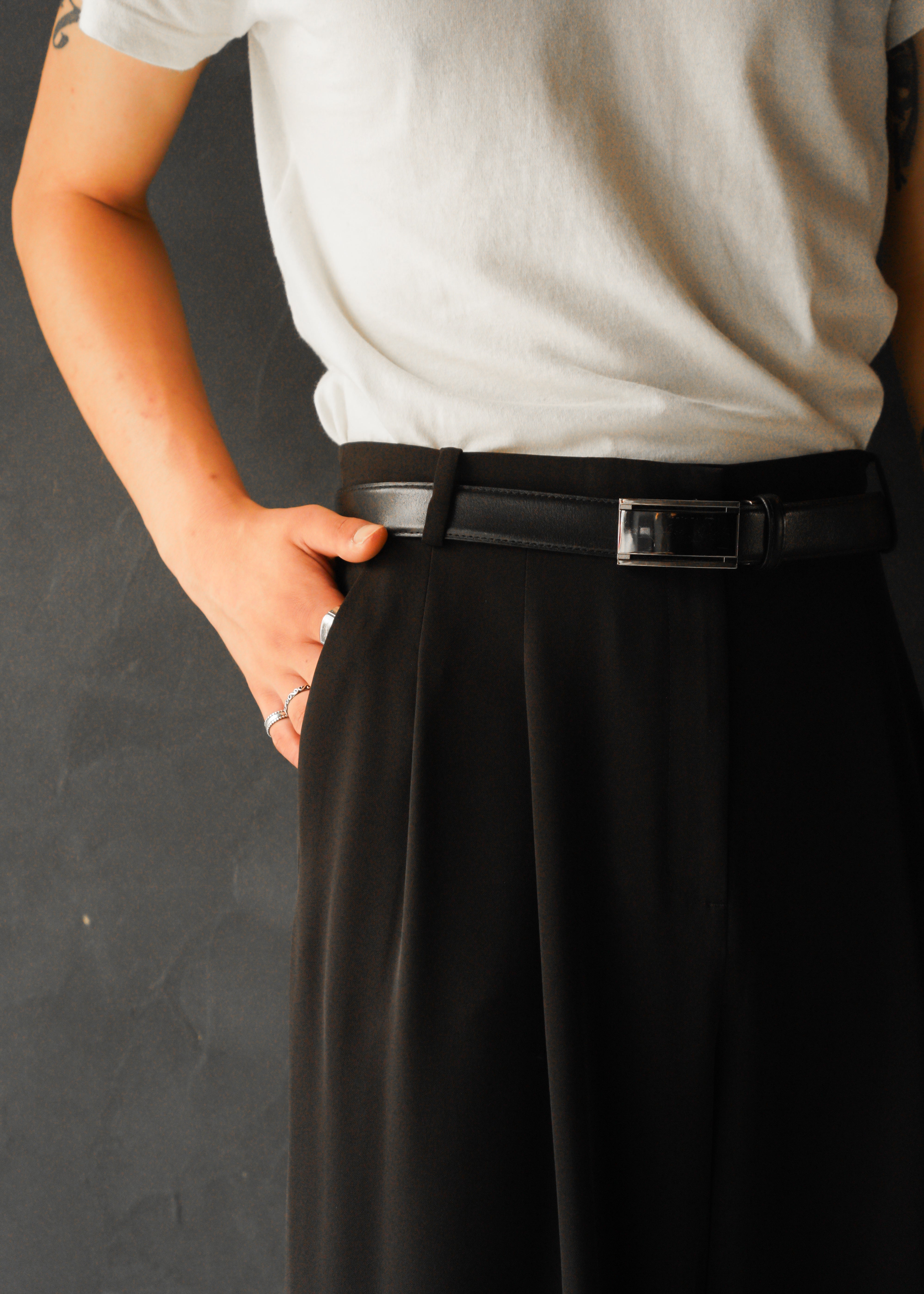 2 tuck wide straight smooth slacks