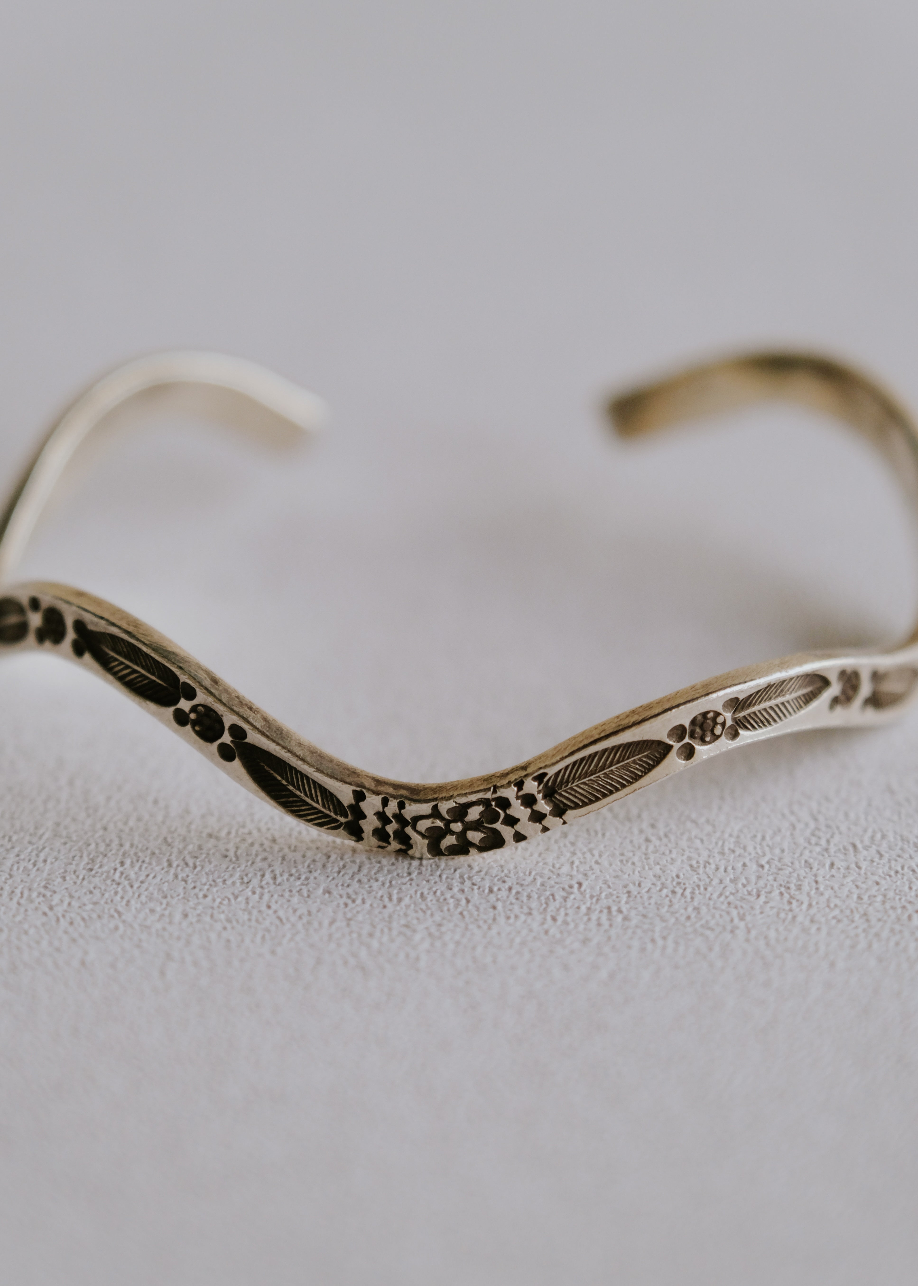 Karen silver engraved pattern waved bangle