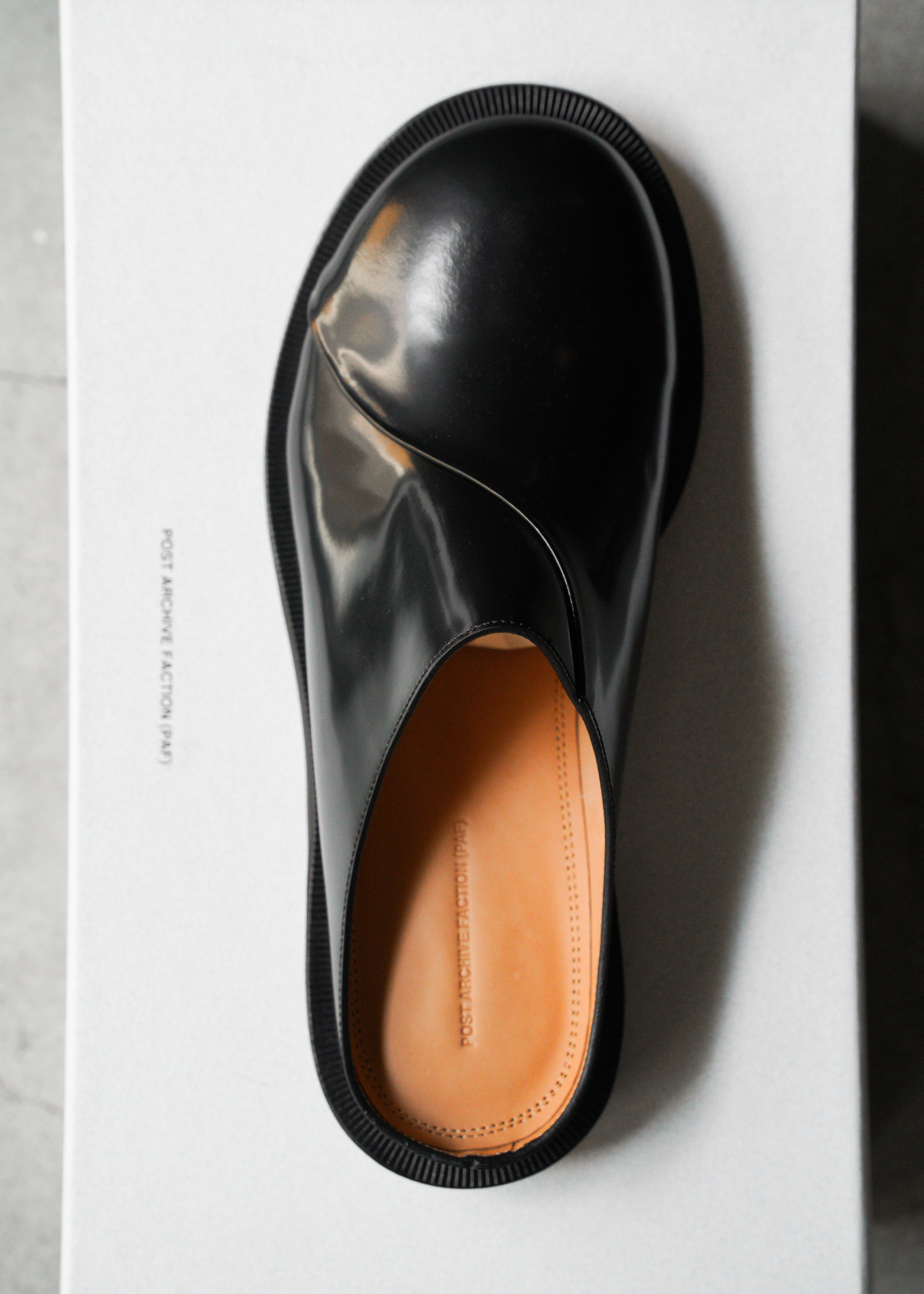POST ARCHIVE FACTION 26SS Curved Slides / Glossy Black
