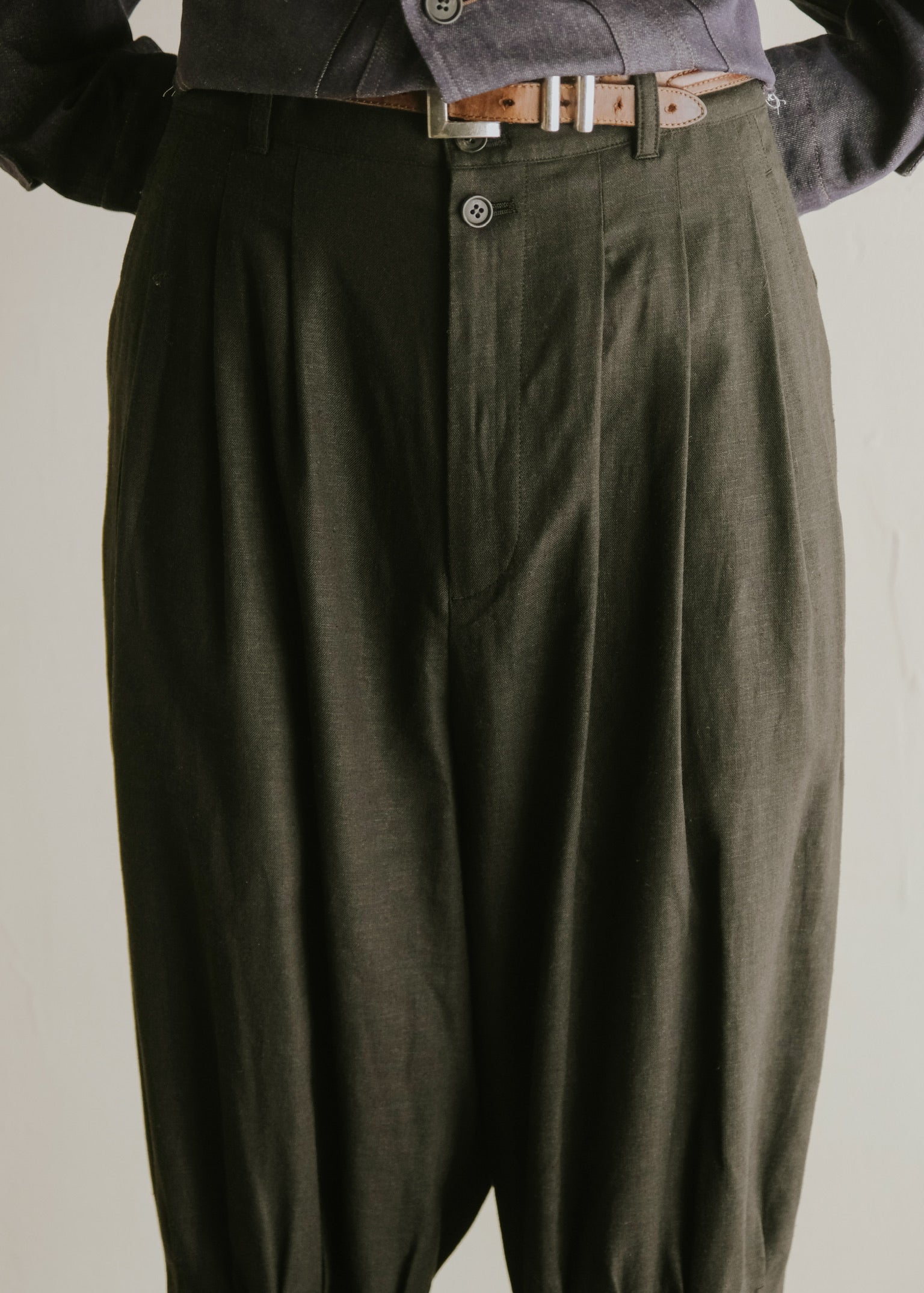 HOMO LUDENS 26SS pintuck linen slacks / Black