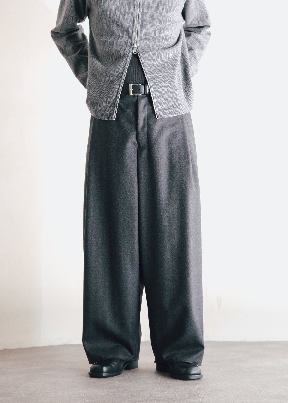 nonnotte 26AW Draping Crotch Box Pleats One- Tuck Trousers Super 120’s Shadow Herringbone / Charcoal Top