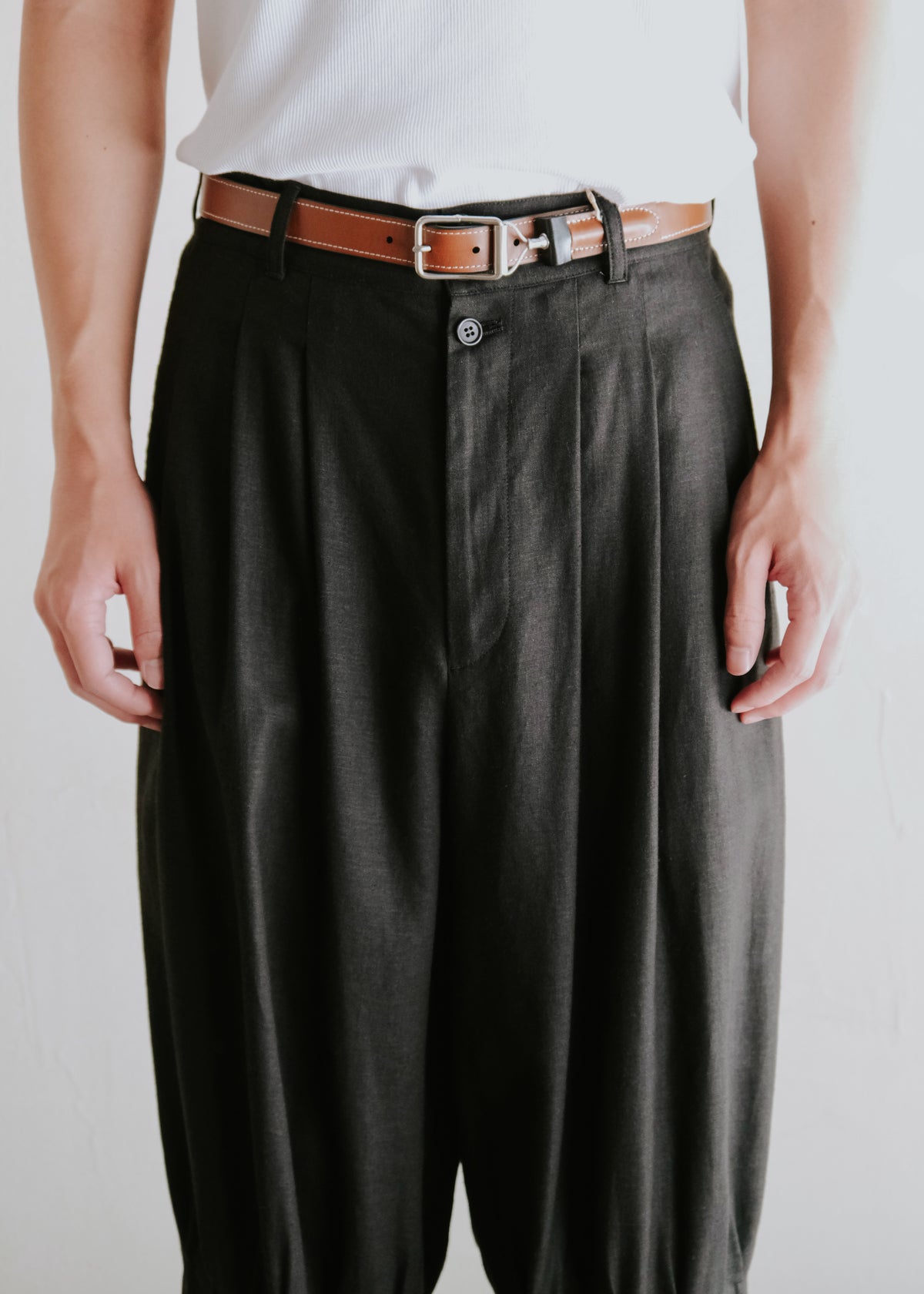 HOMO LUDENS 26SS pintuck linen slacks / Black