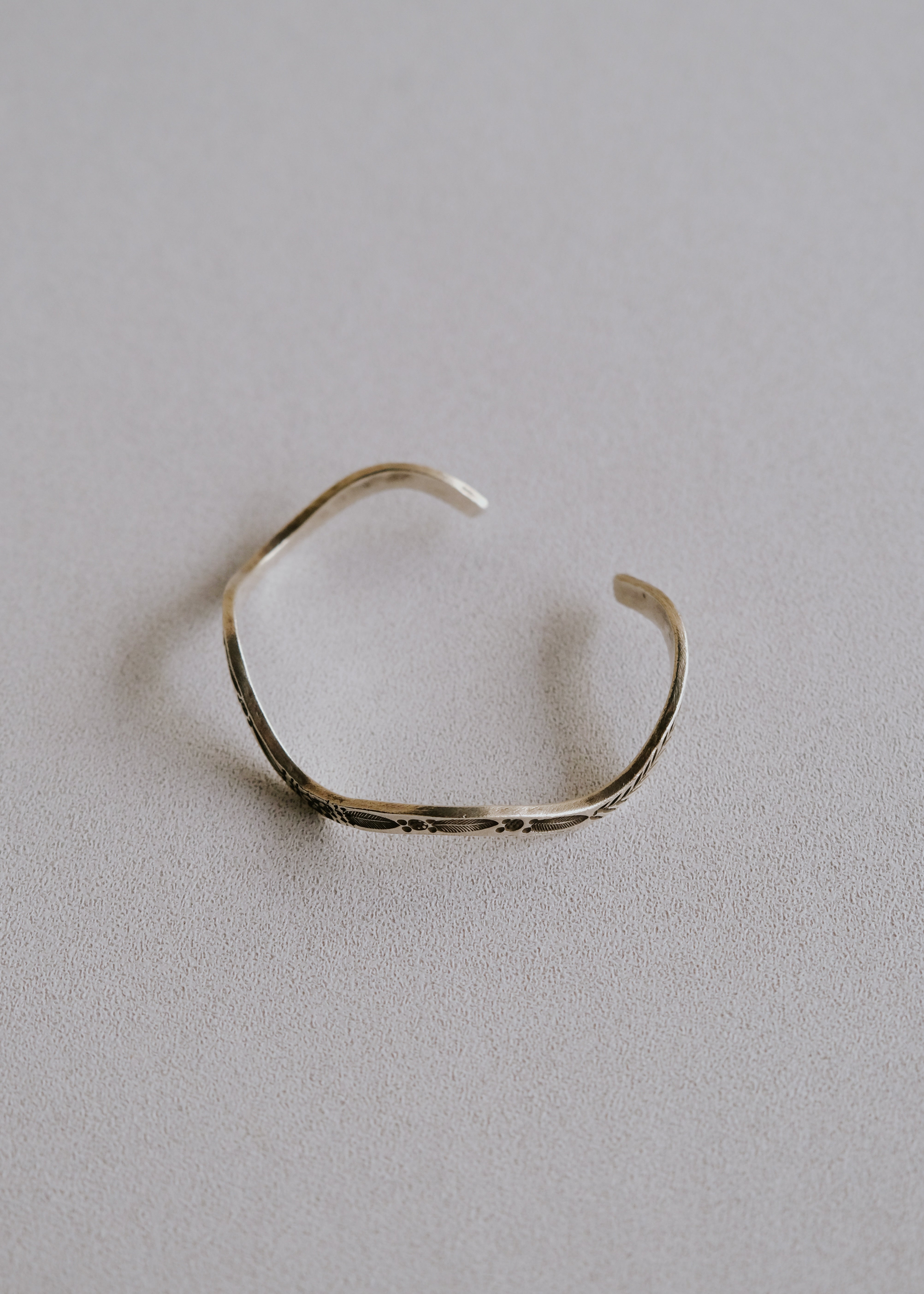 Karen silver engraved pattern waved bangle