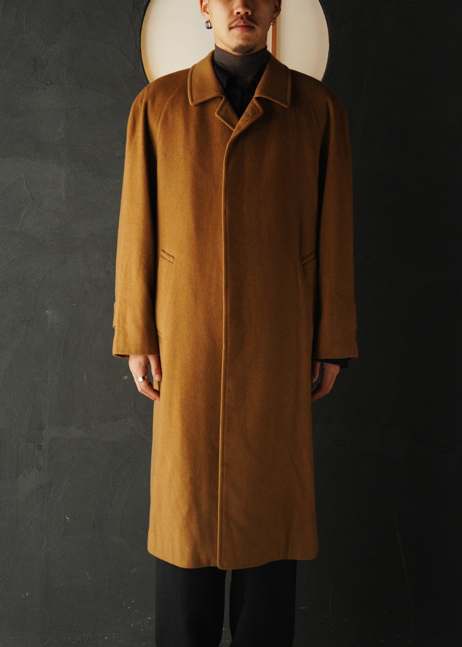 Raglan sleeve cashmere balmacaan coat