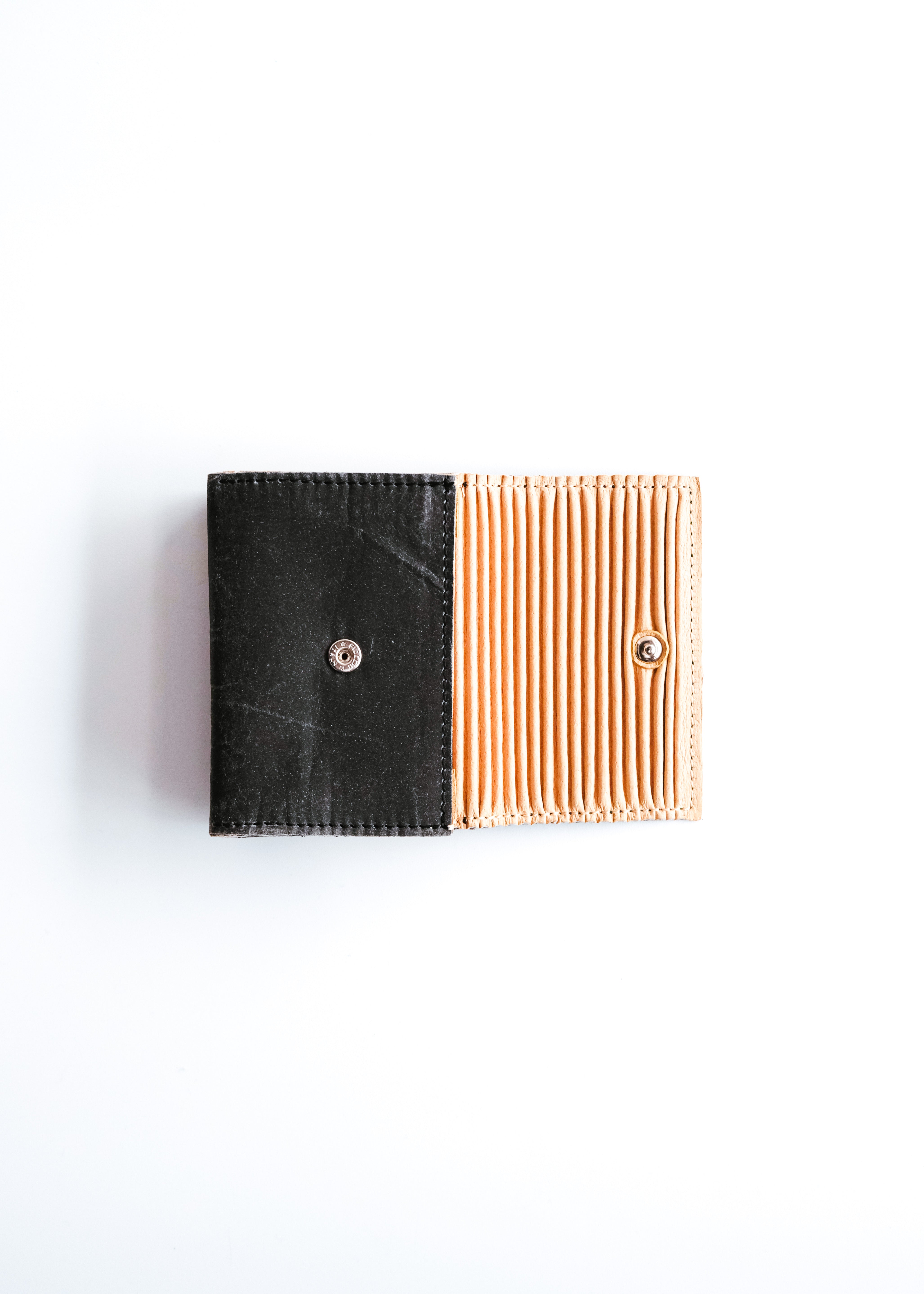 beta post cardboardic trifold wallet 050 Black メンズ