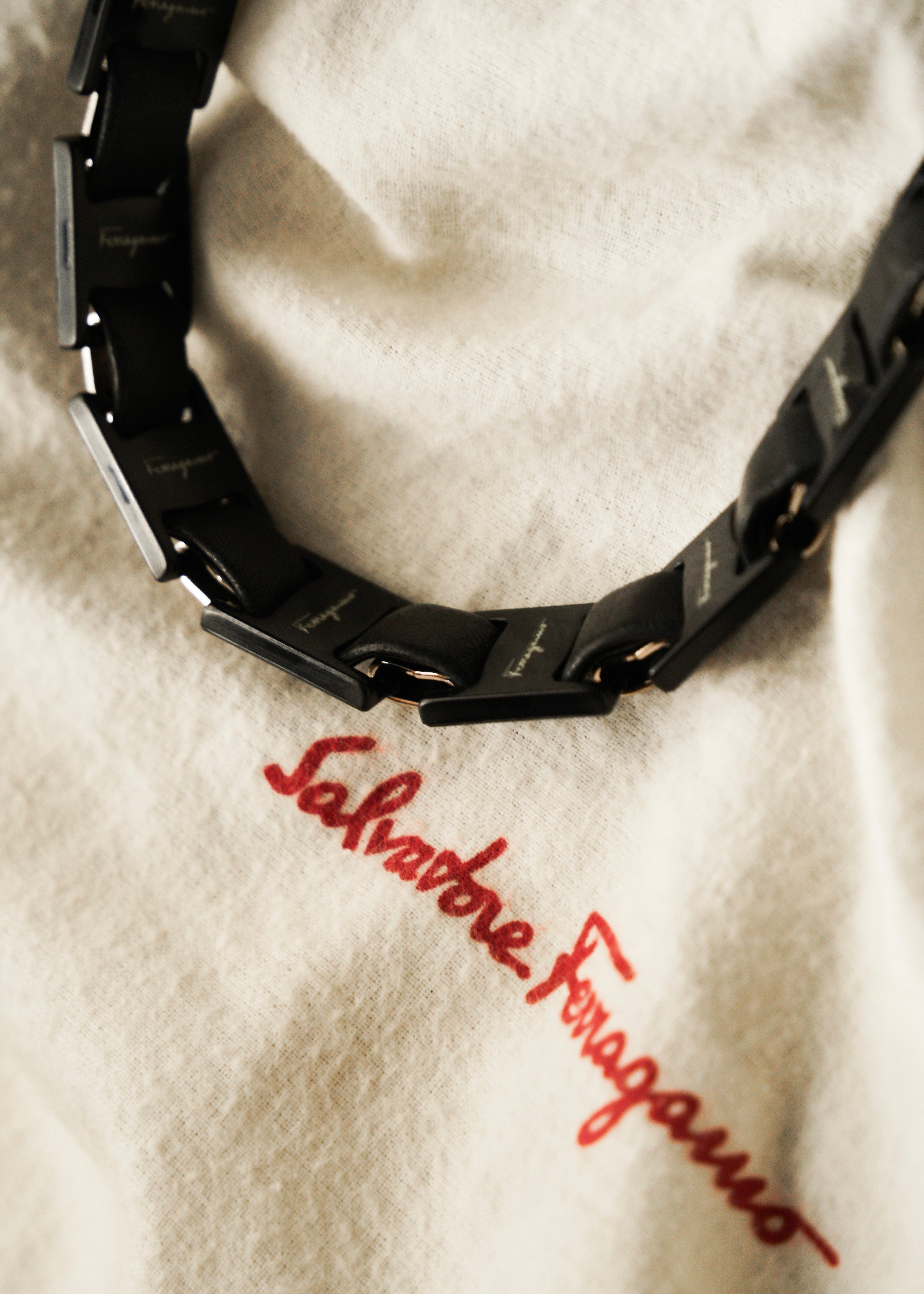 90-00’s Salvatore Ferragamo chain strap leather shoulder bag
