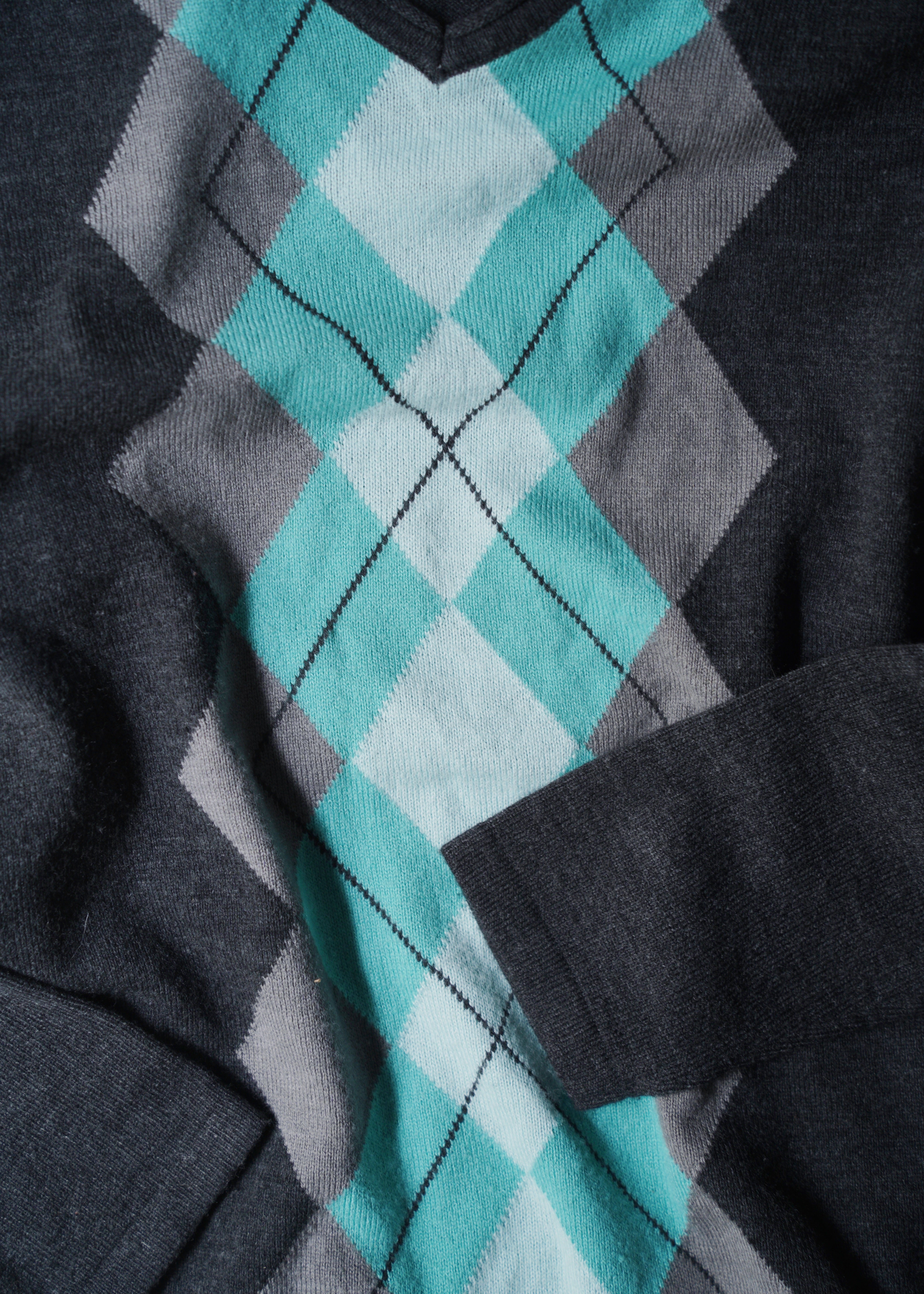 v neck argyle knit