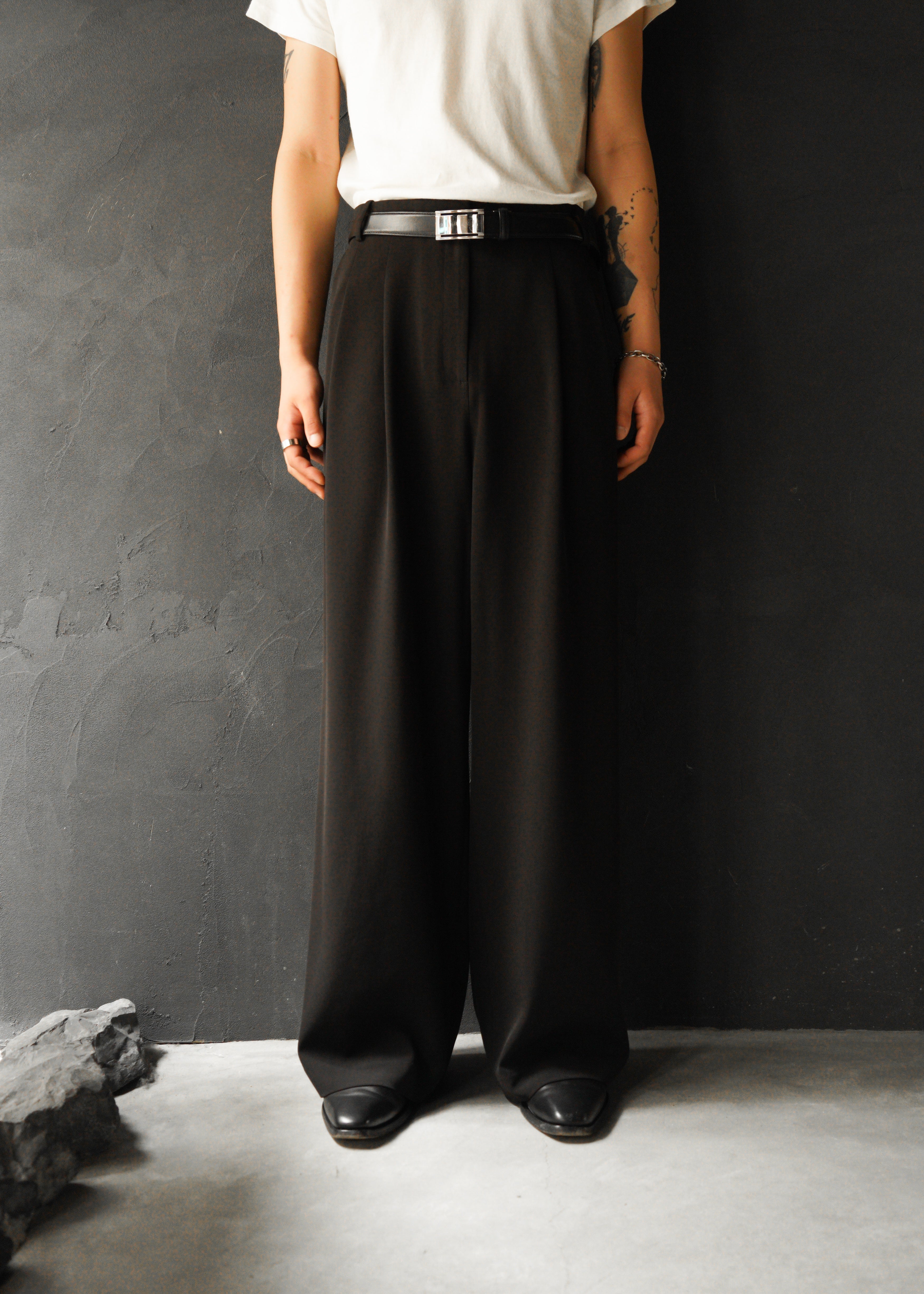 2 tuck wide straight smooth slacks