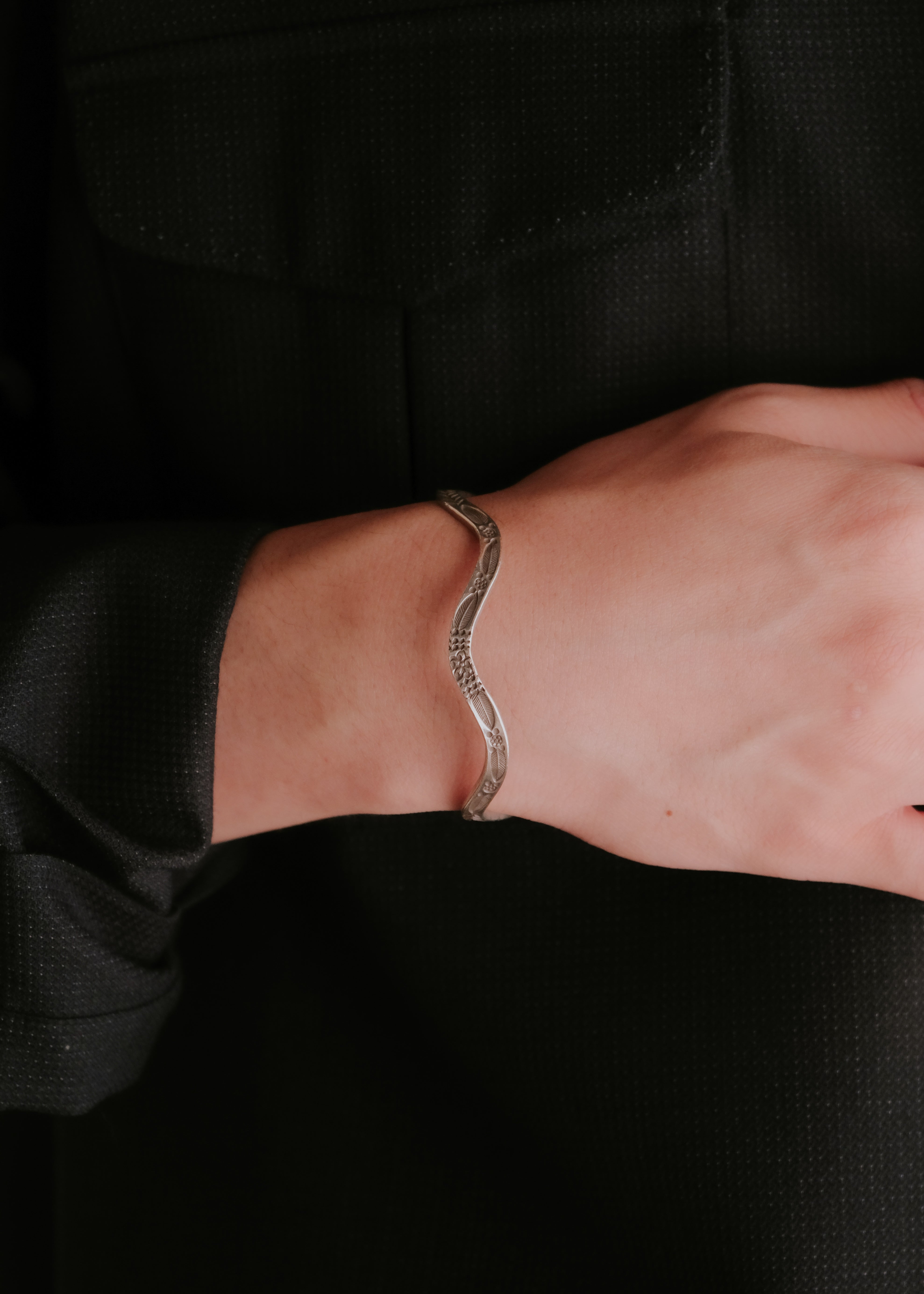 Karen silver engraved pattern waved bangle