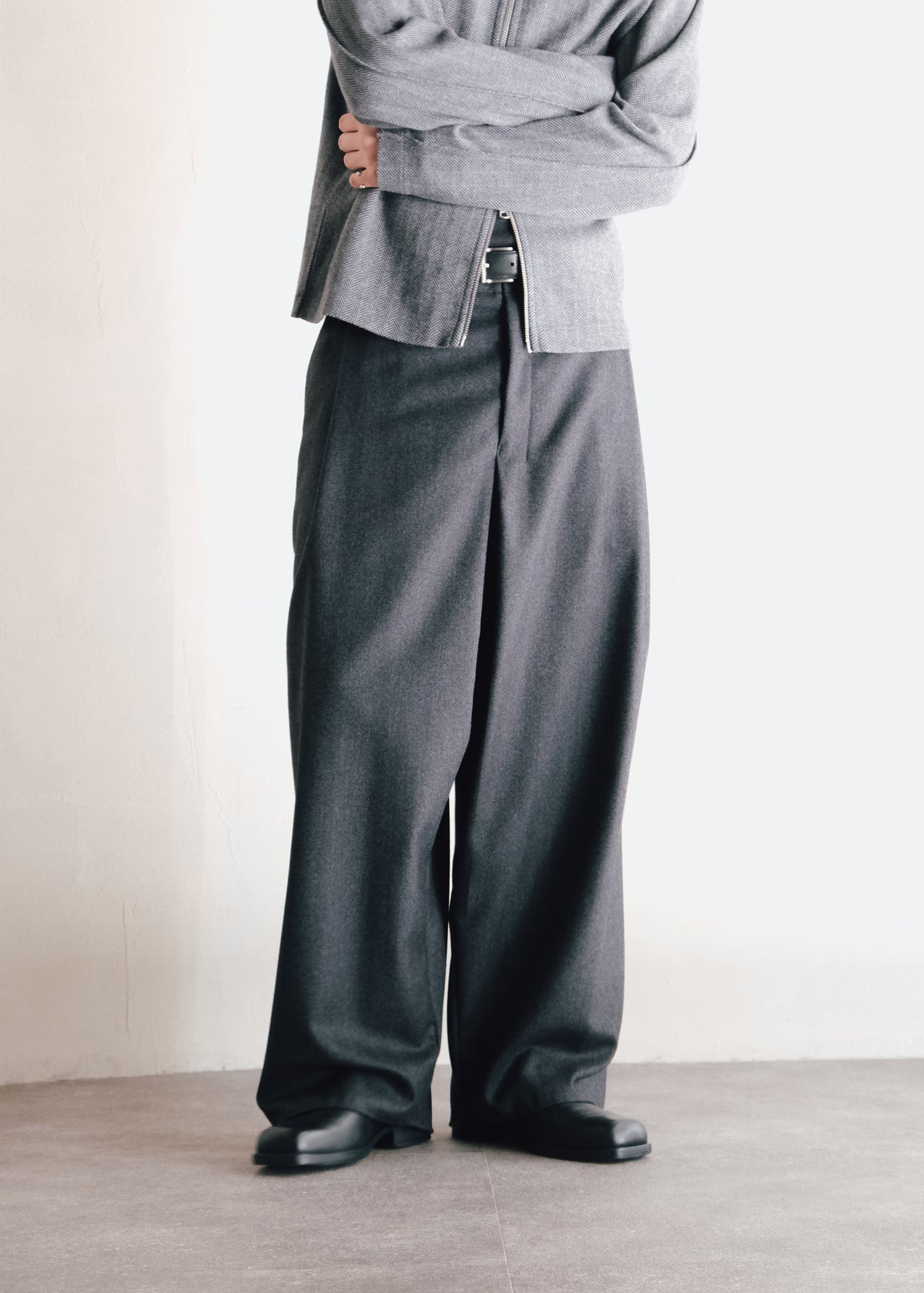 nonnotte 26AW Draping Crotch Box Pleats One- Tuck Trousers Super 120’s Shadow Herringbone / Charcoal Top