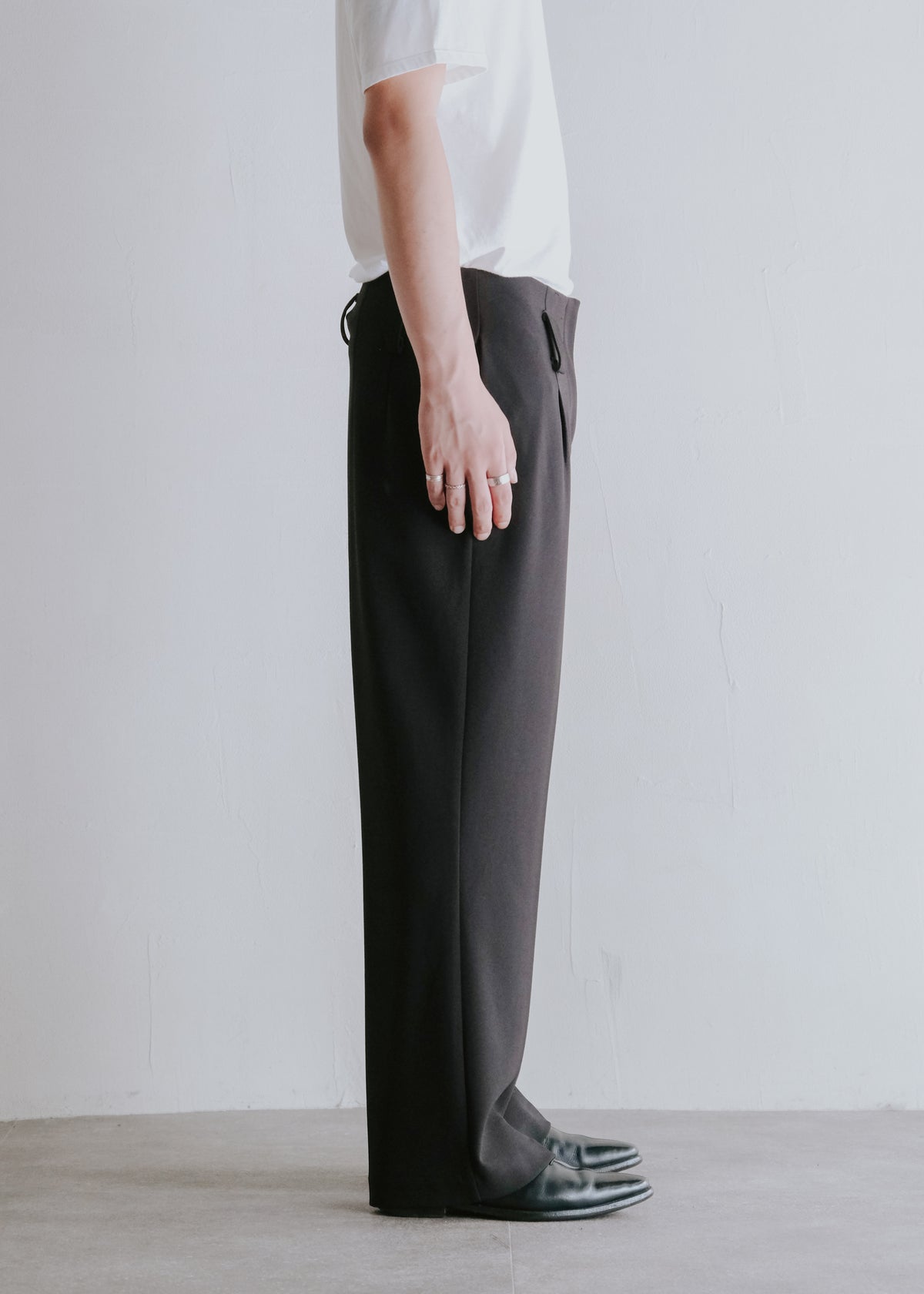 tucked center crease relax tapered trousers