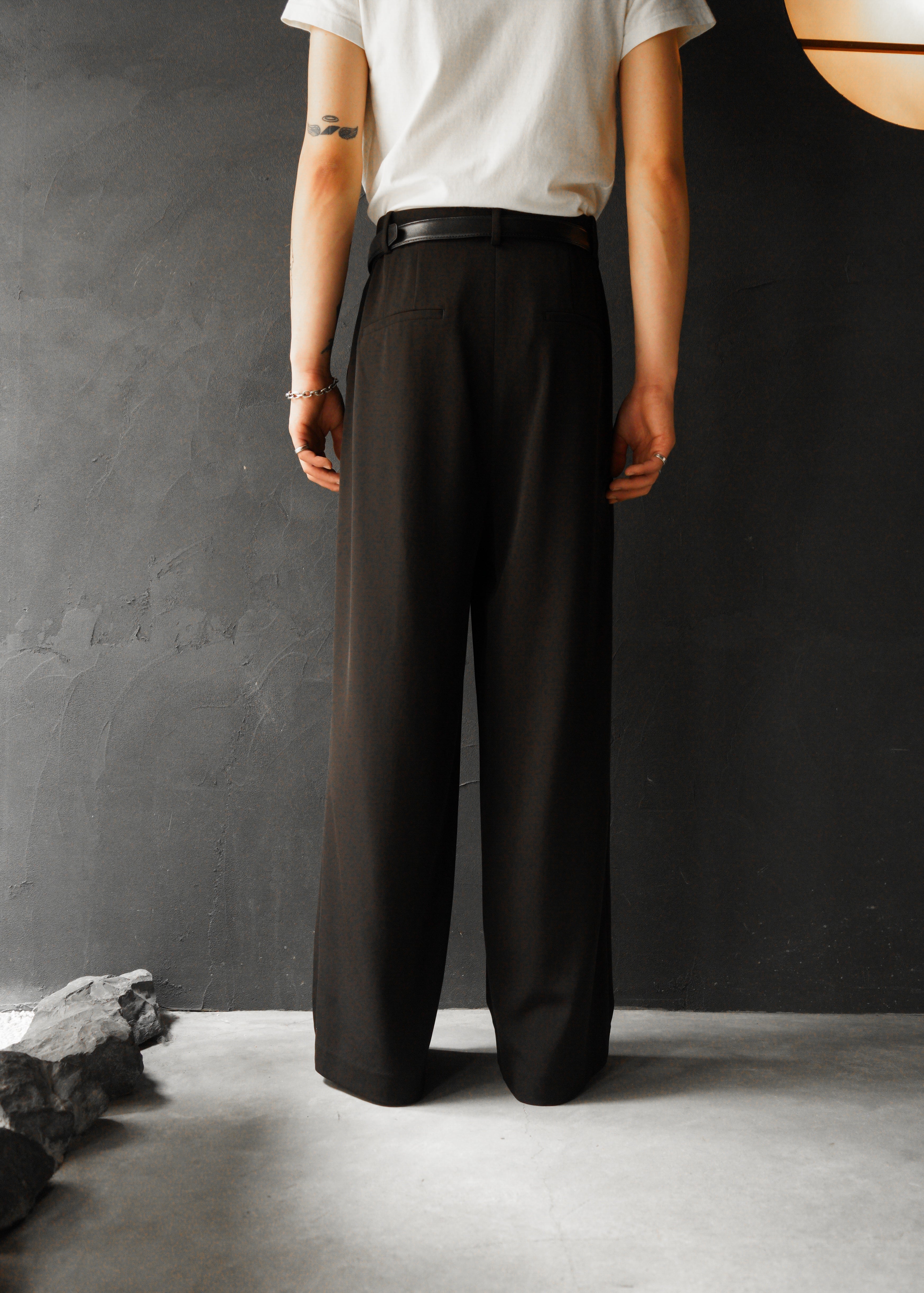 2 tuck wide straight smooth slacks