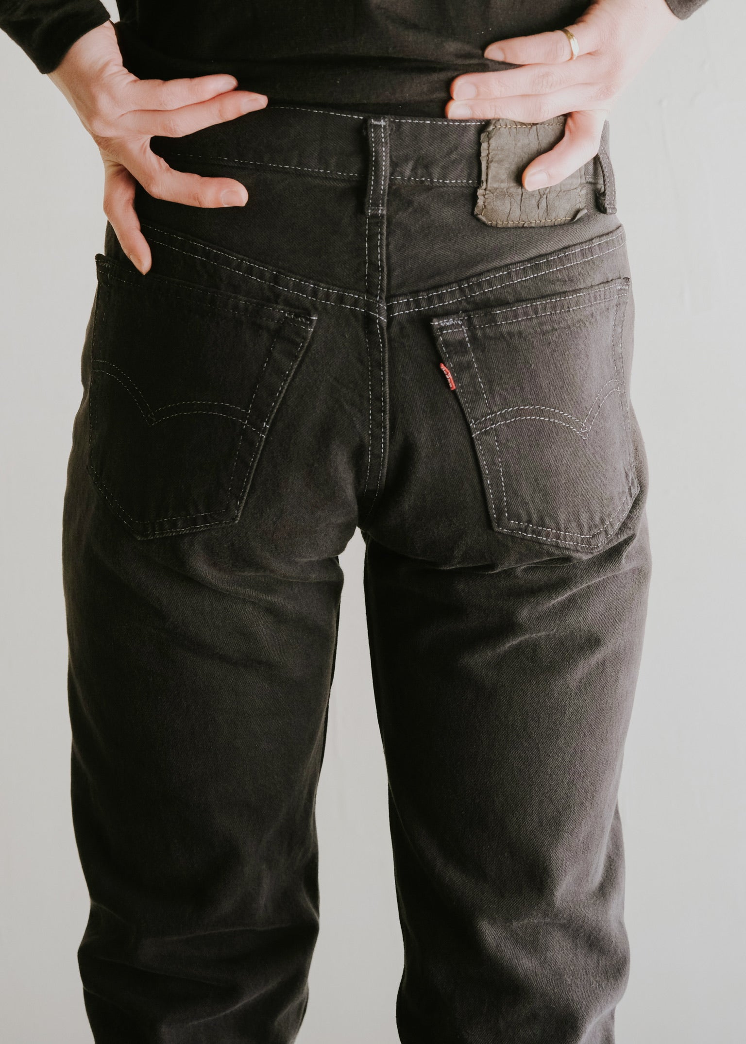 90's Levi’s button fly tapered-fit jeans