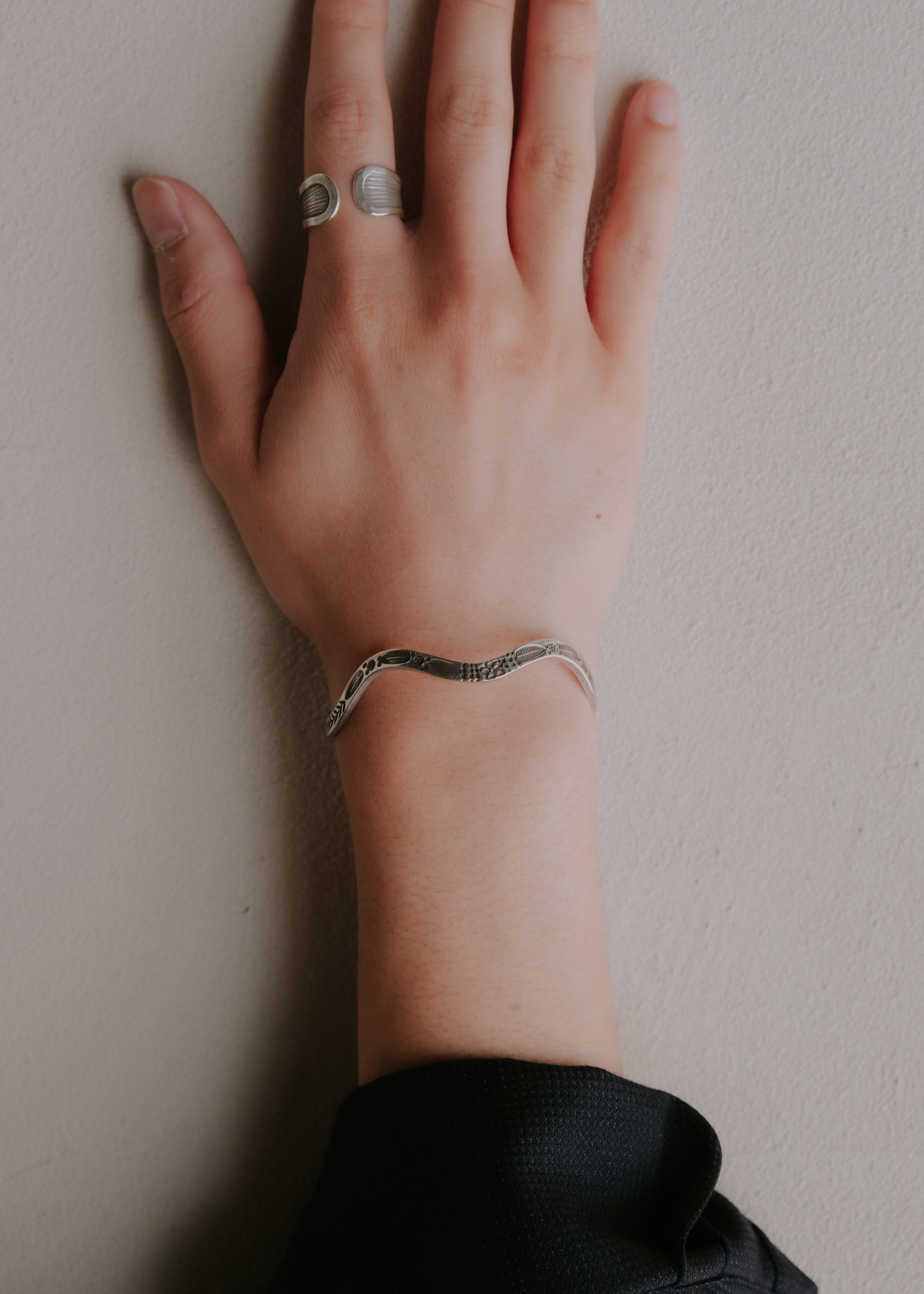 Karen silver engraved pattern waved bangle