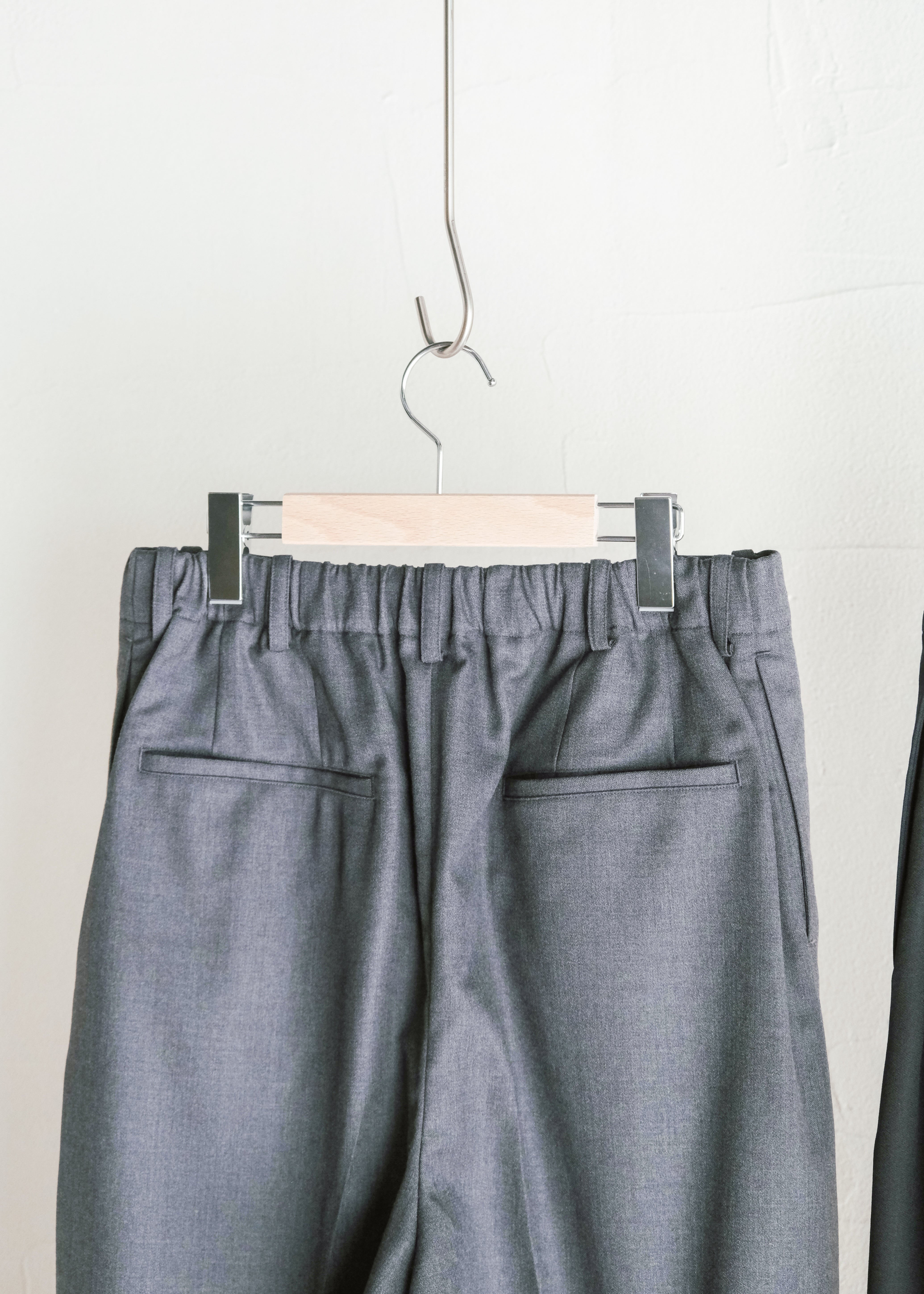 nonnotte 26AW Draping Crotch Box Pleats One- Tuck Trousers/ Charcoal Top