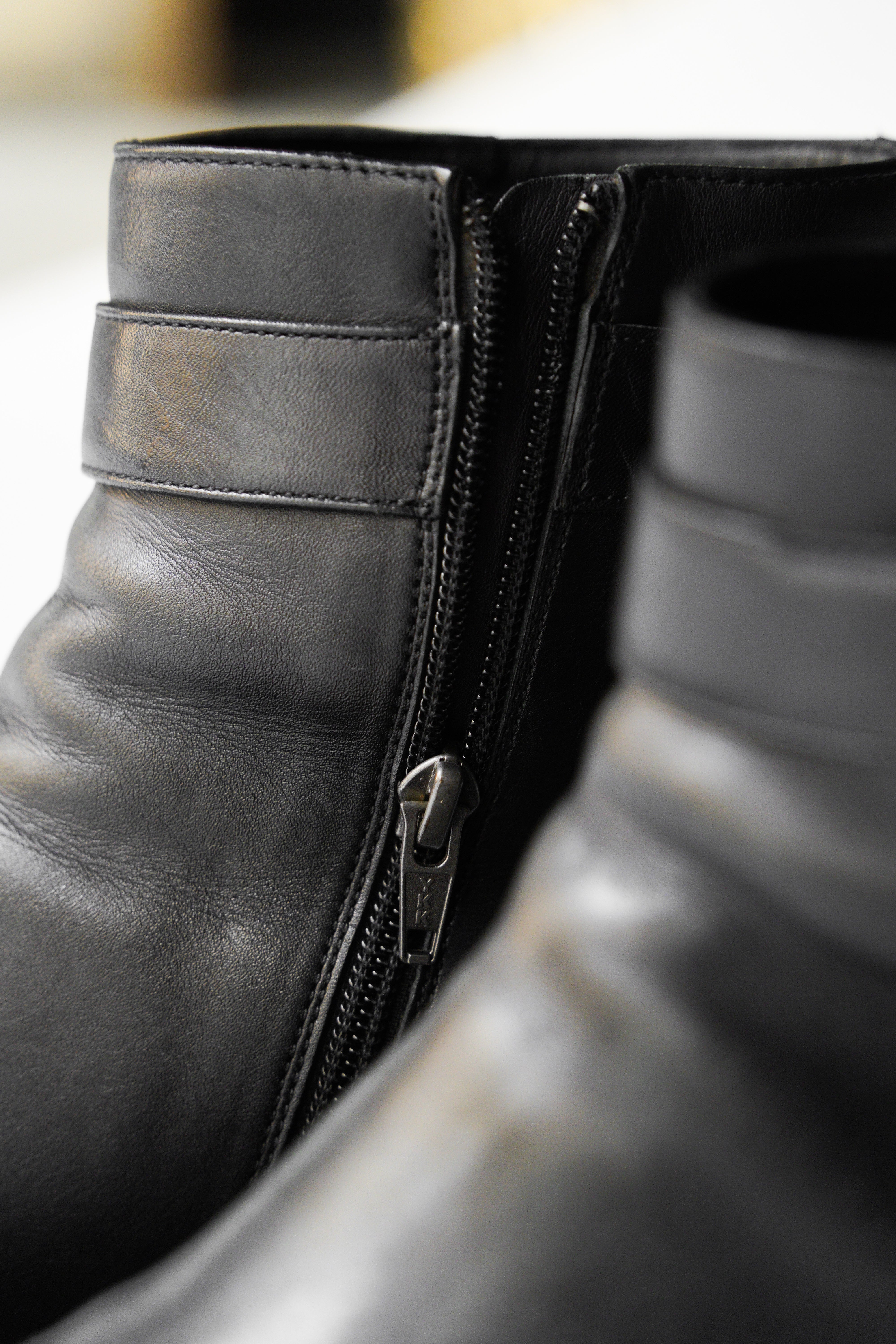 00's GUCCI Interlocking G     Chisel-toe side zip boots