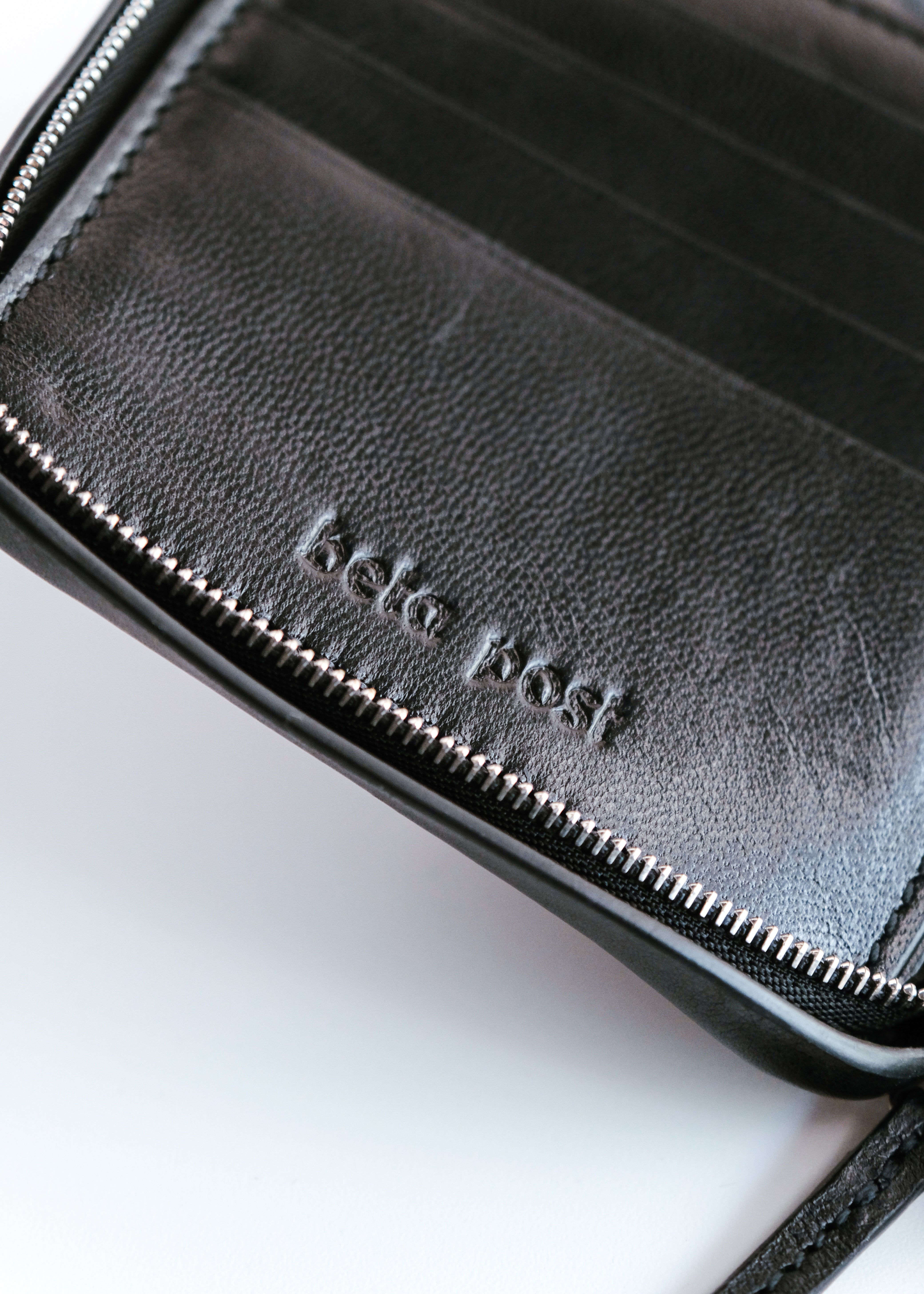 beta post molded harf wallet 050 Black メンズ