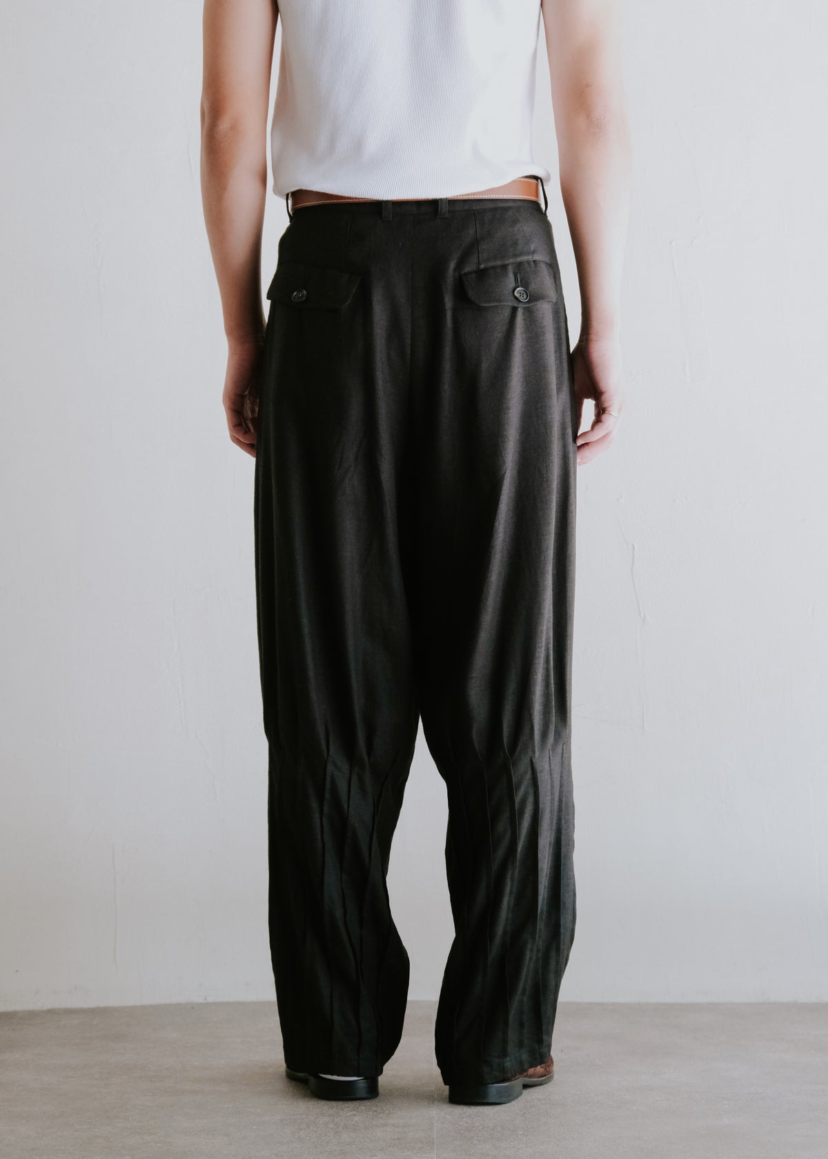 HOMO LUDENS 26SS pintuck linen slacks / Black