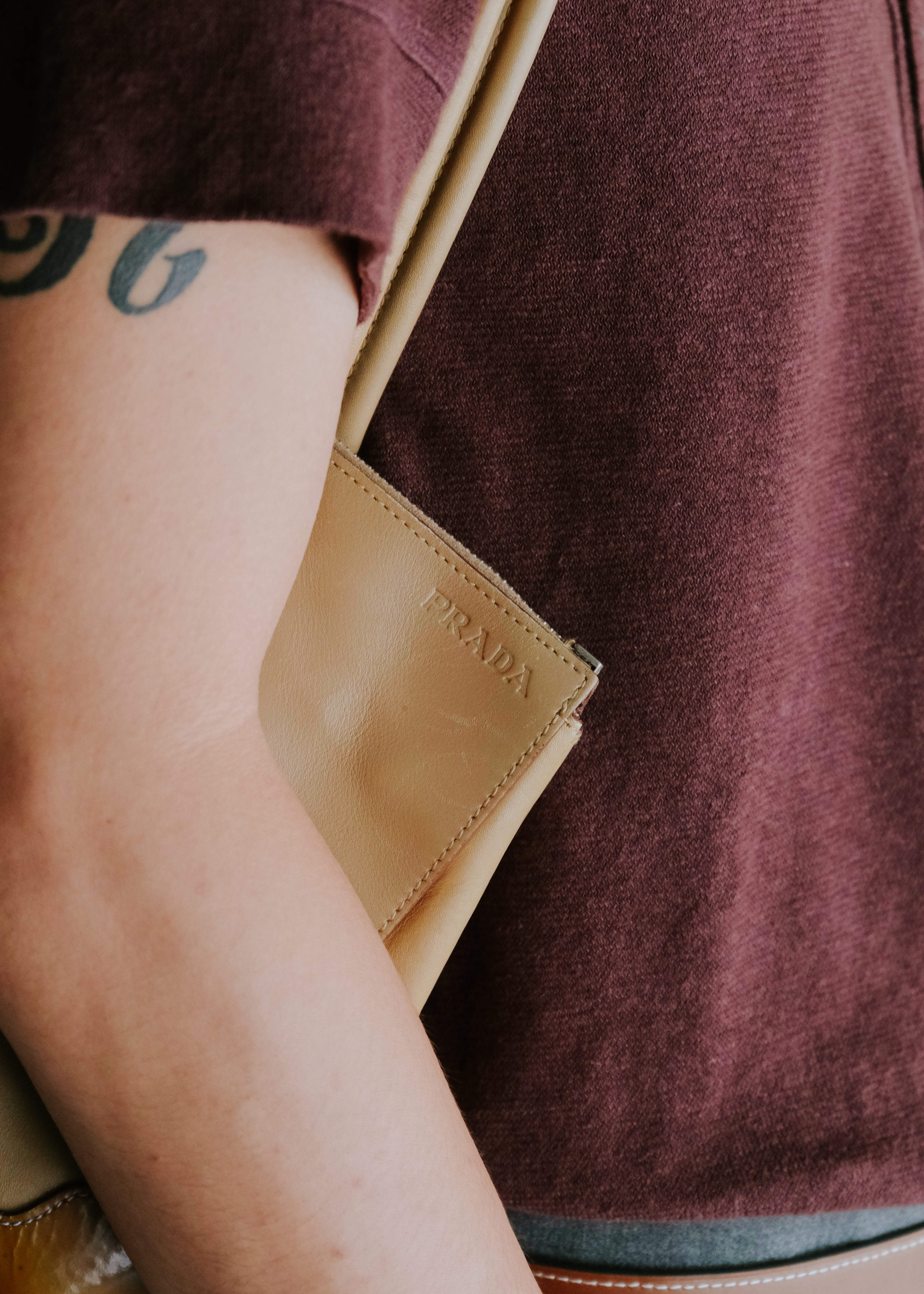 90-00's PRADA enamel bottom panel leather hang bag