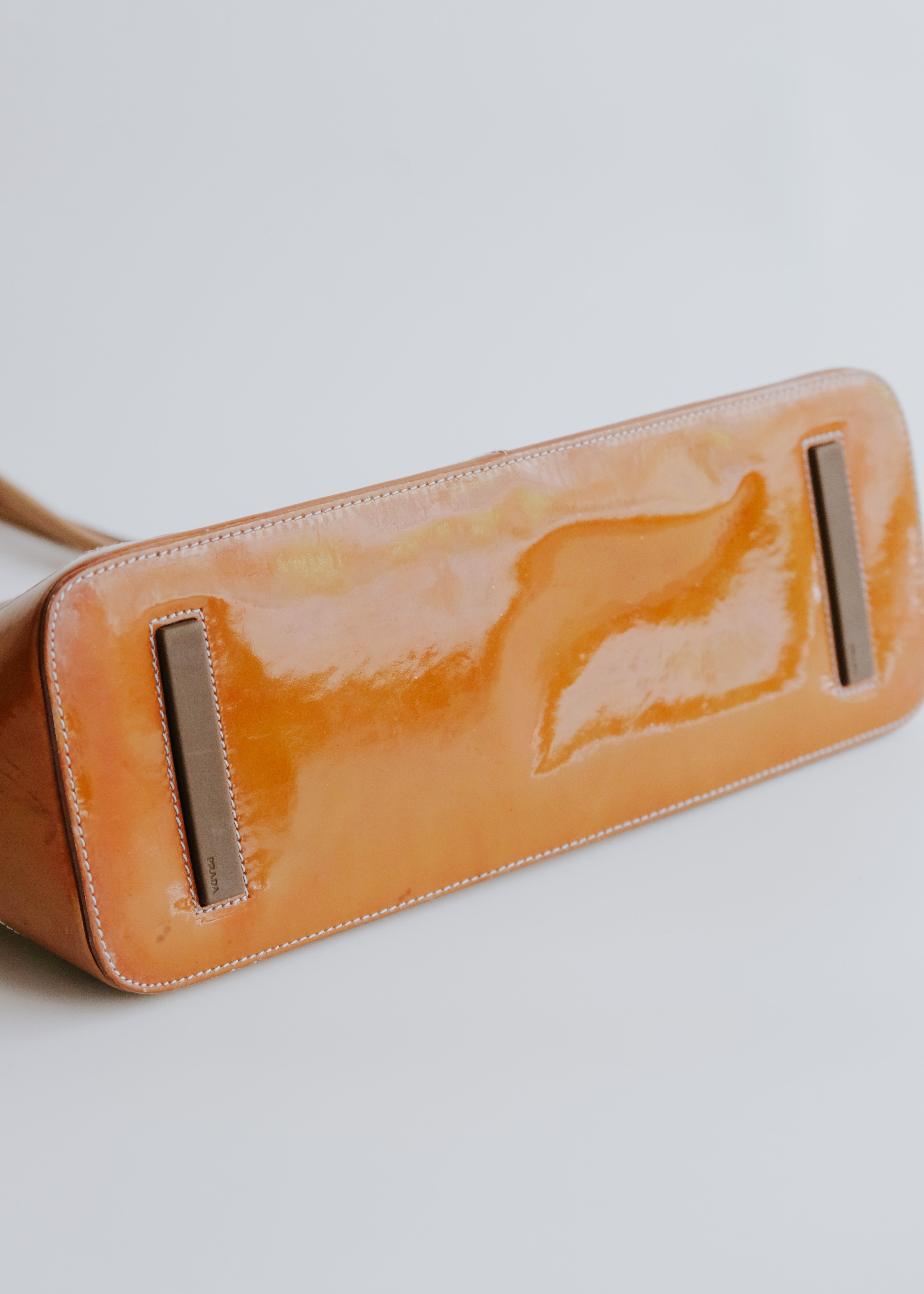90-00's PRADA enamel bottom panel leather hang bag