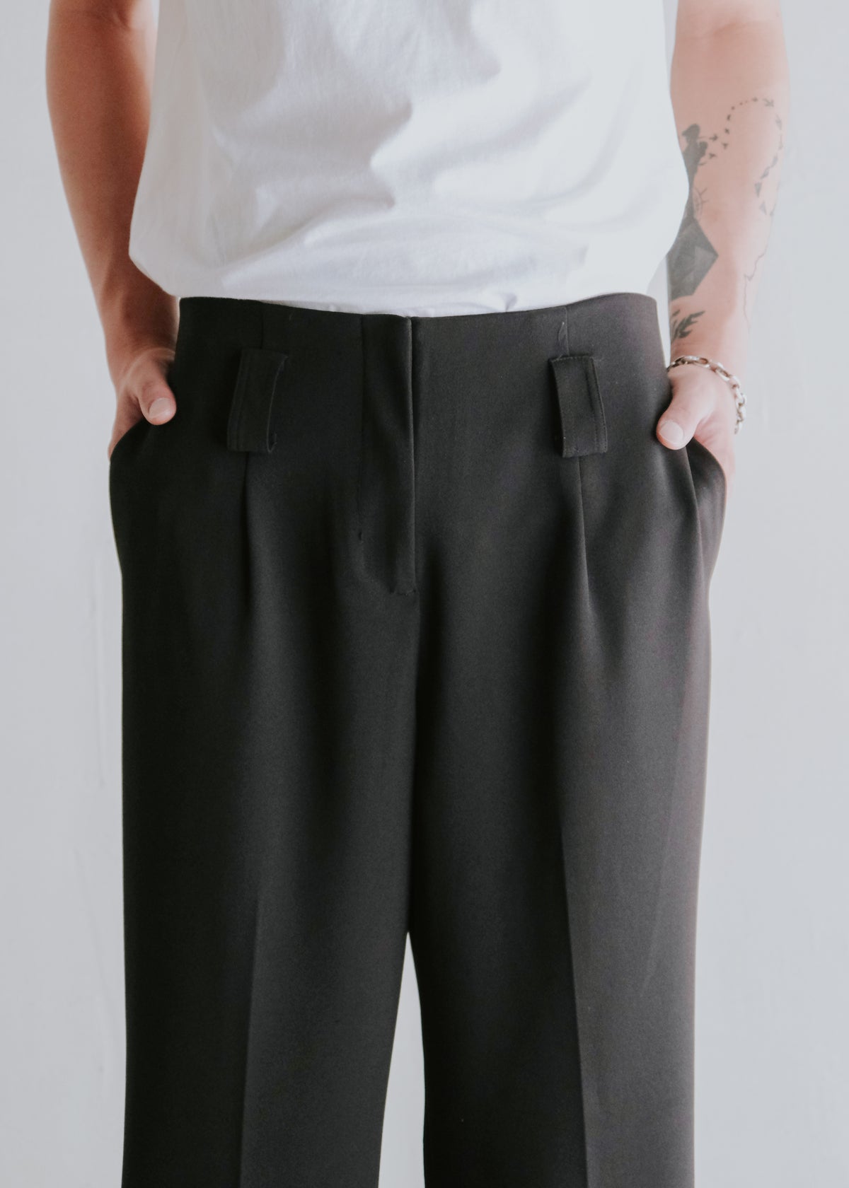 tucked center crease relax tapered trousers