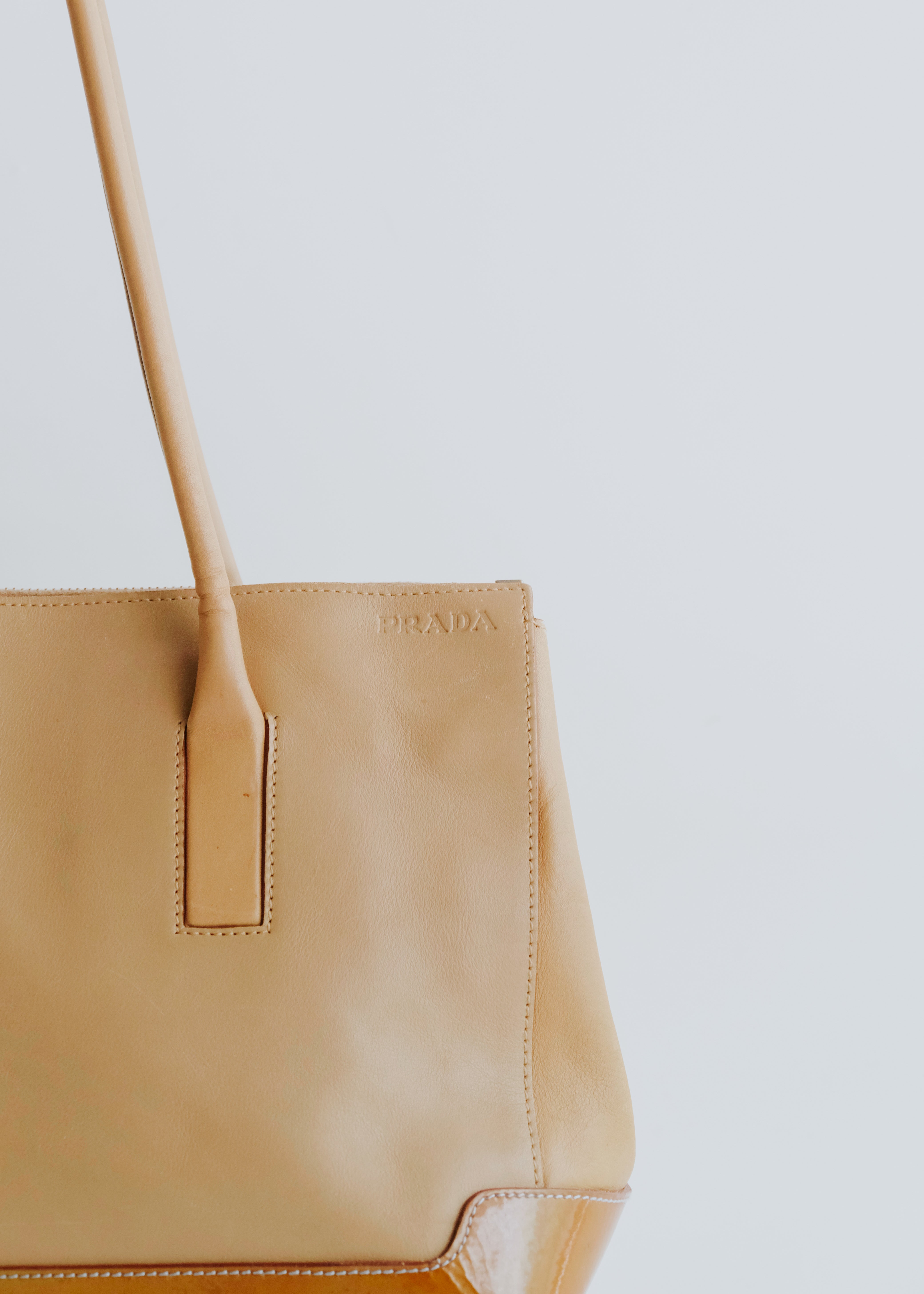 90-00's PRADA enamel bottom panel leather hang bag