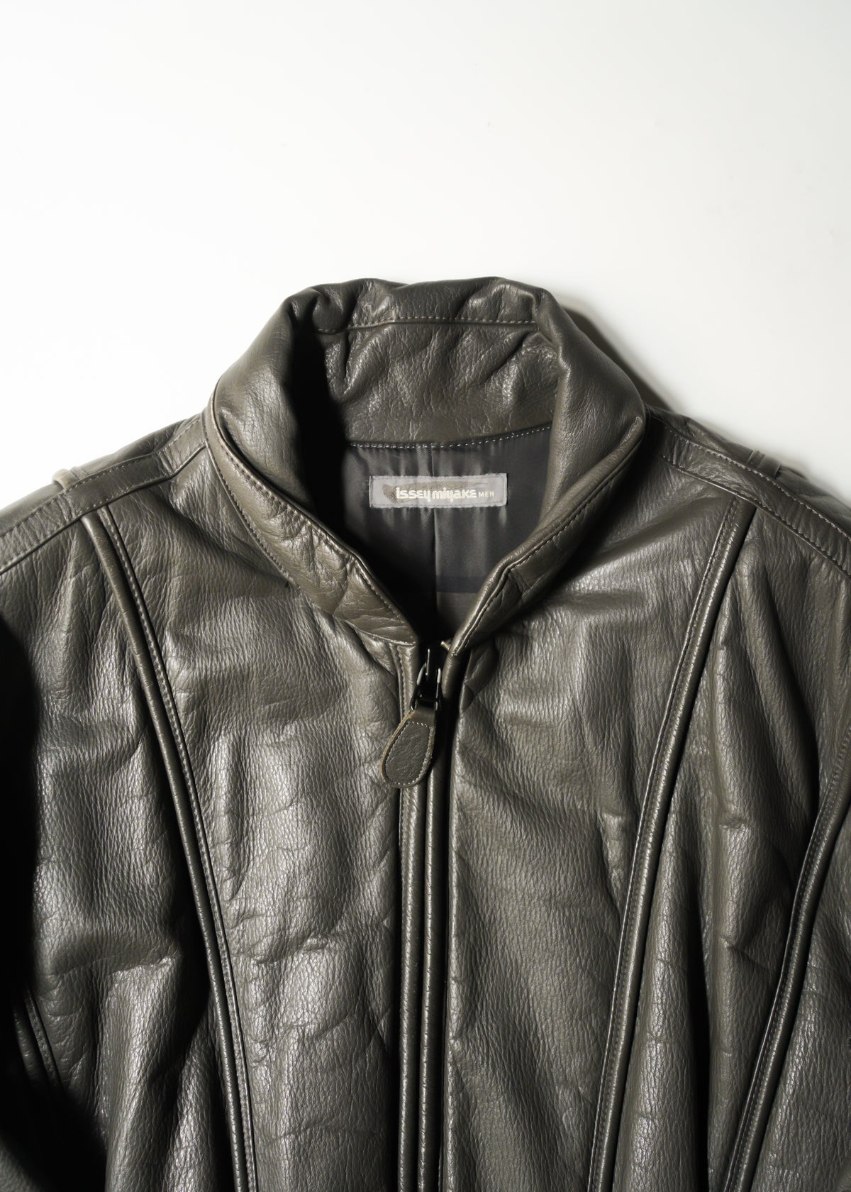 ISSEY MIYAKE 82AWzip up cow leather jacket