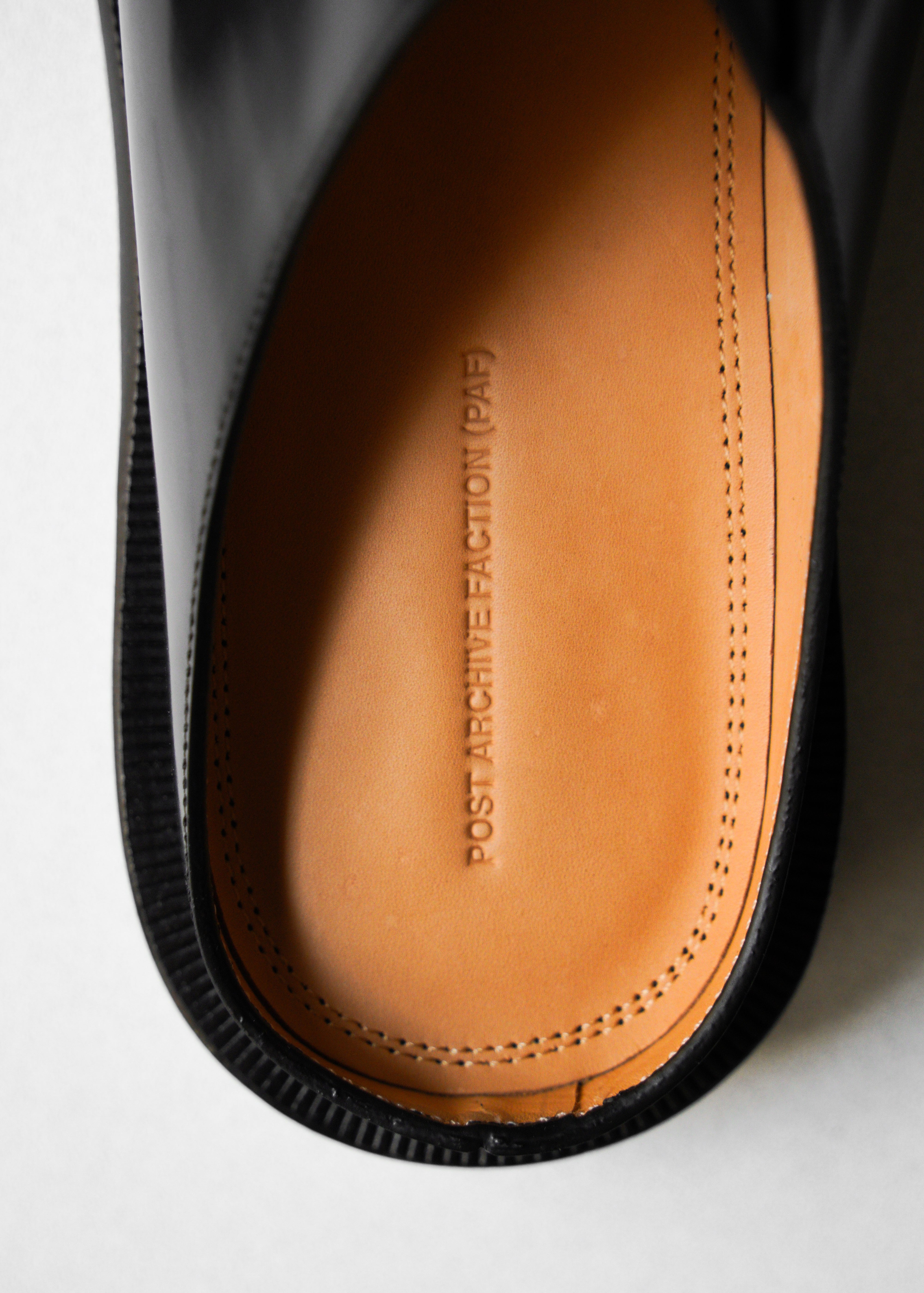 POST ARCHIVE FACTION 26SS Curved Slides / Glossy Black