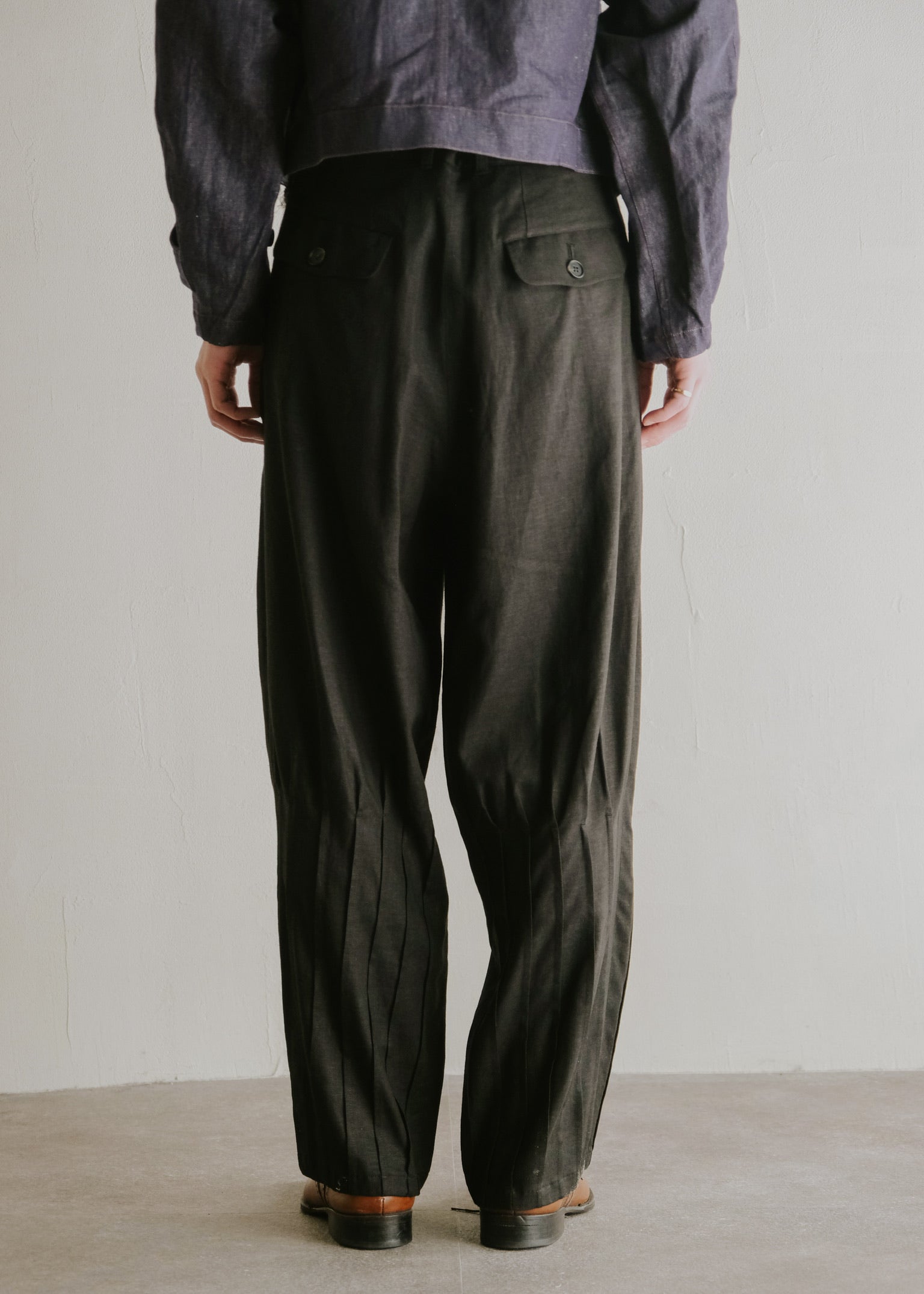 HOMO LUDENS 26SS pintuck linen slacks / Black