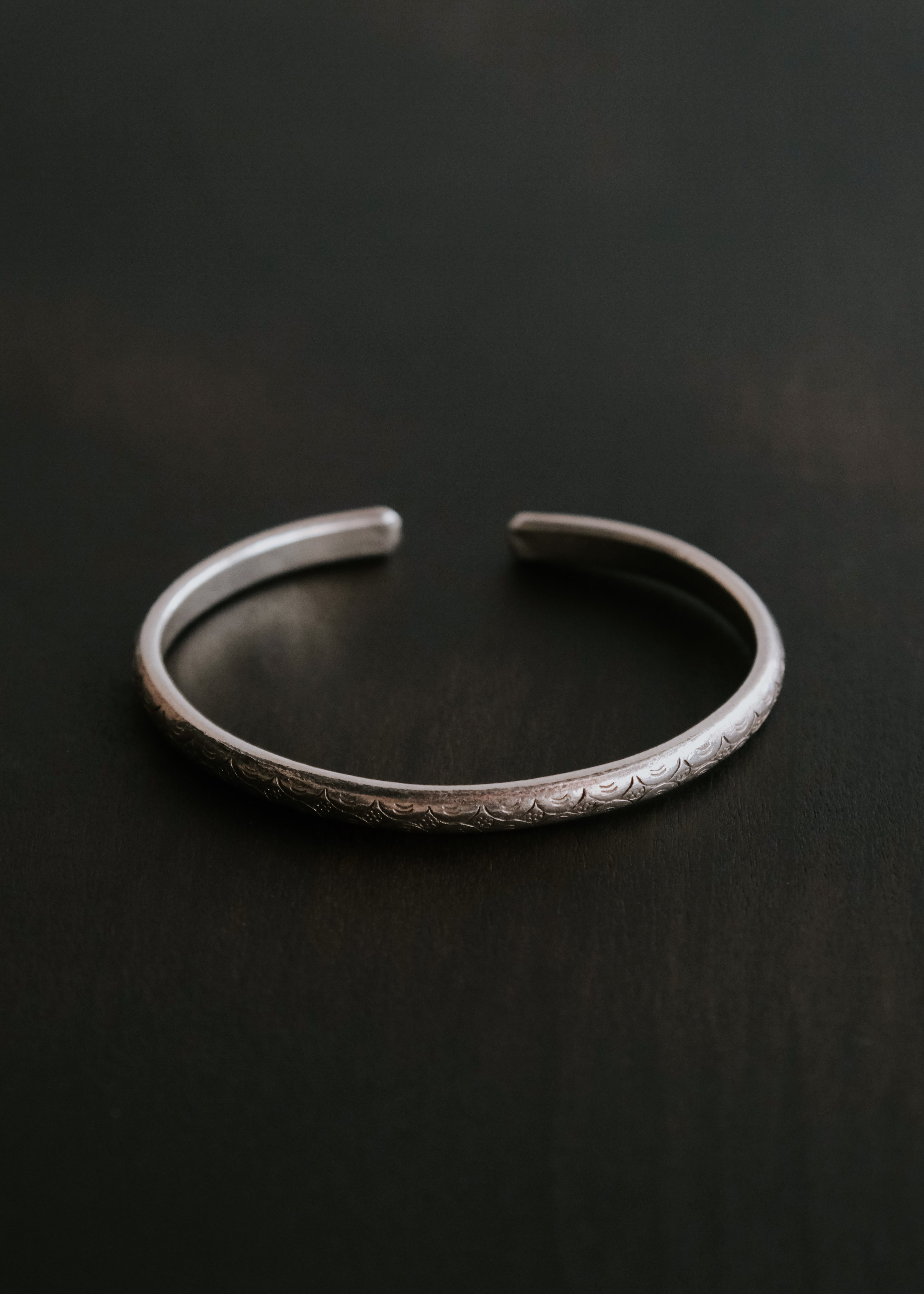 Karen Silver✨平打ち バングル✨極太 ハンドメイド/ユニセックス Karen silver tribal engraving bangle