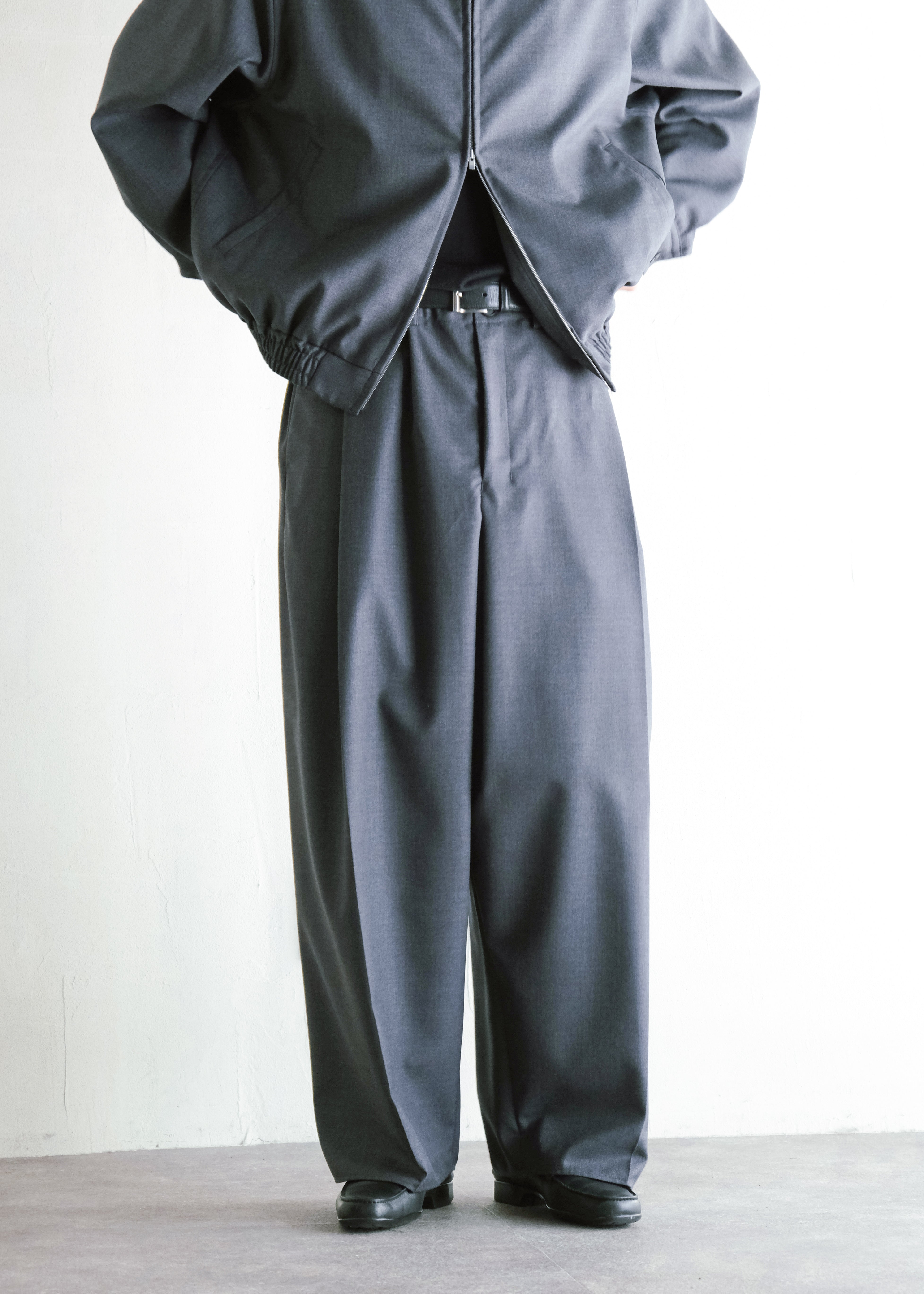 nonnotte 26AW Draping Crotch Box Pleats One- Tuck Trousers/ Charcoal Top