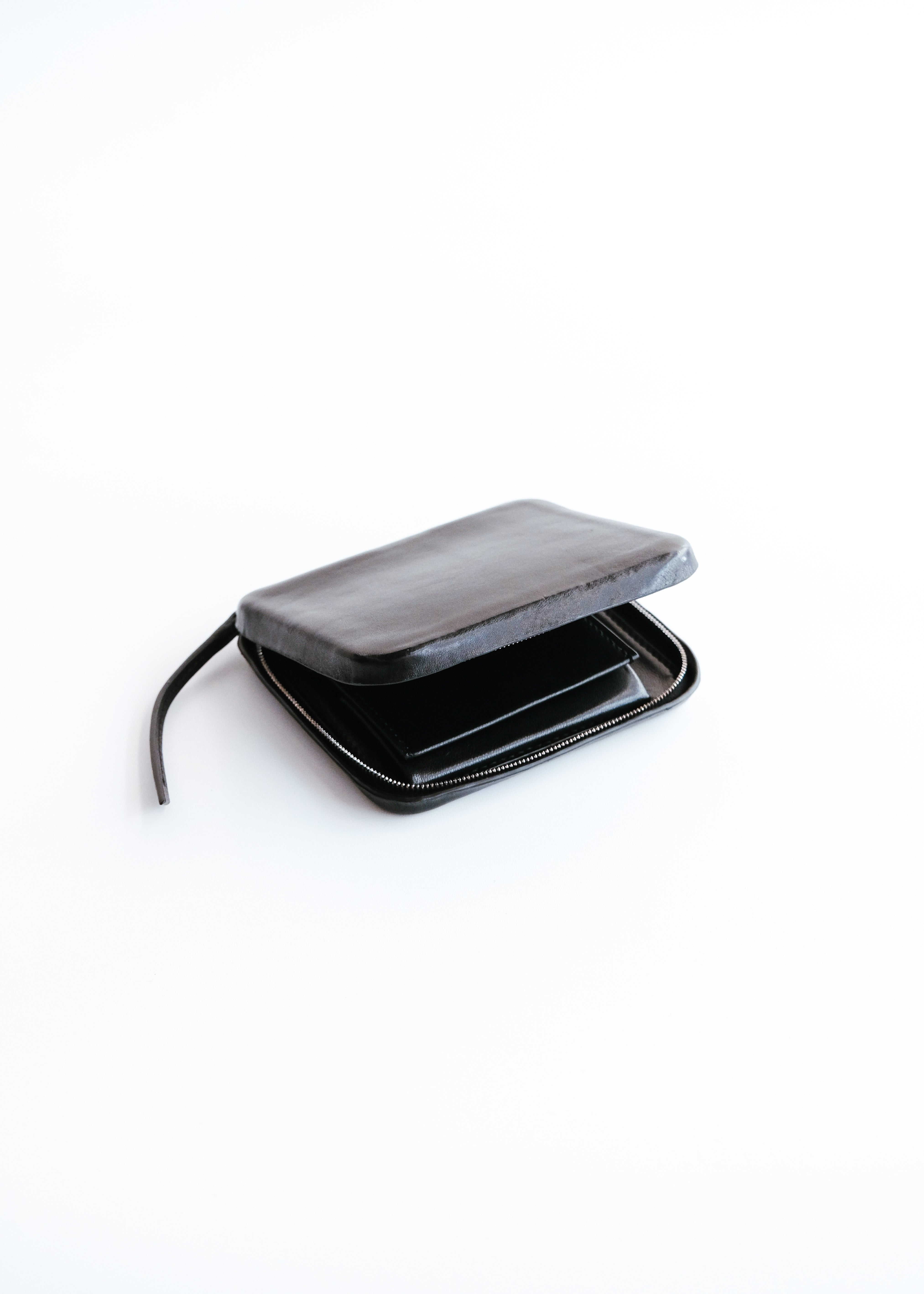 beta post molded harf wallet 050 Black メンズ
