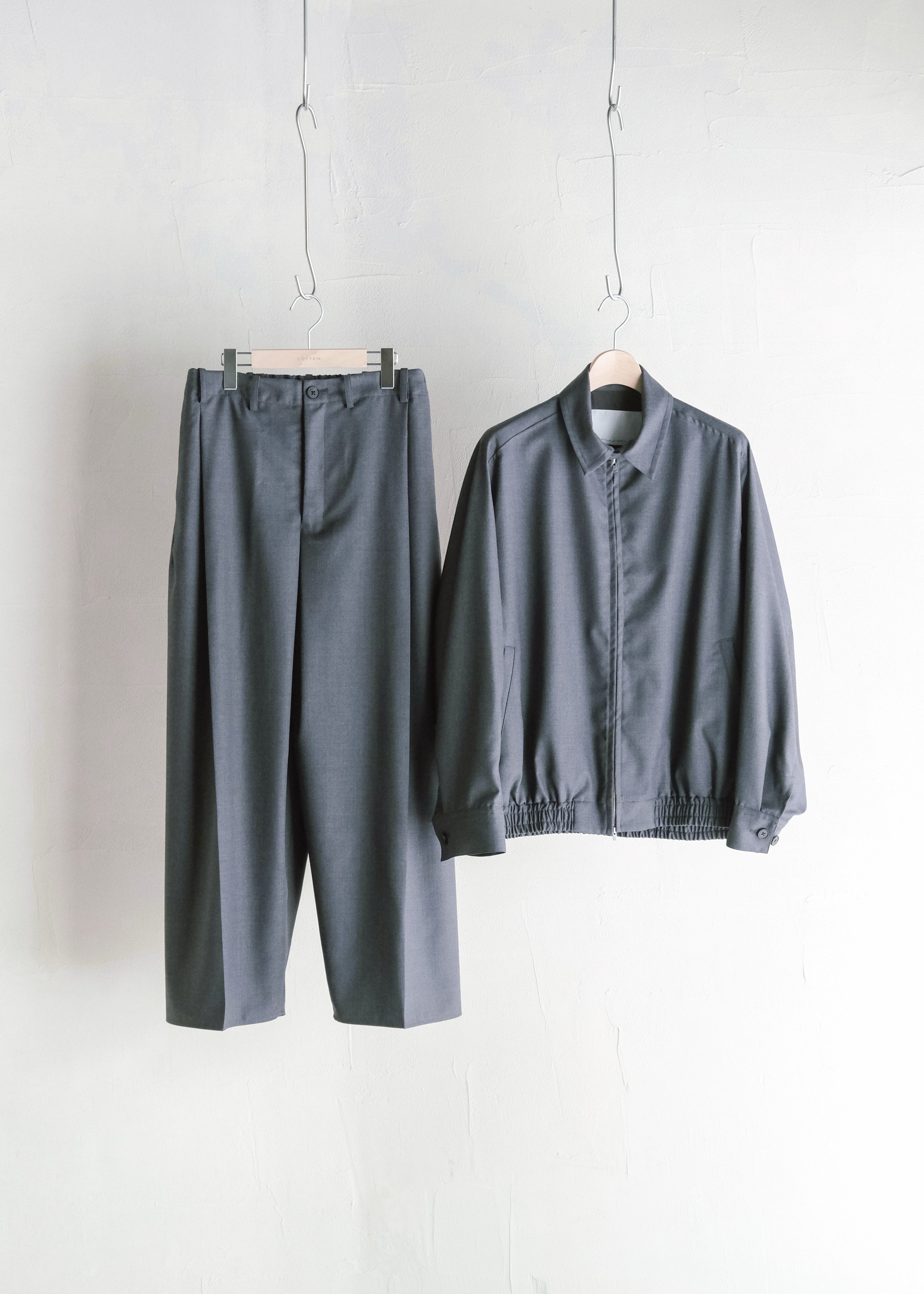 nonnotte 26AW Draping Crotch Box Pleats One- Tuck Trousers/ Charcoal Top