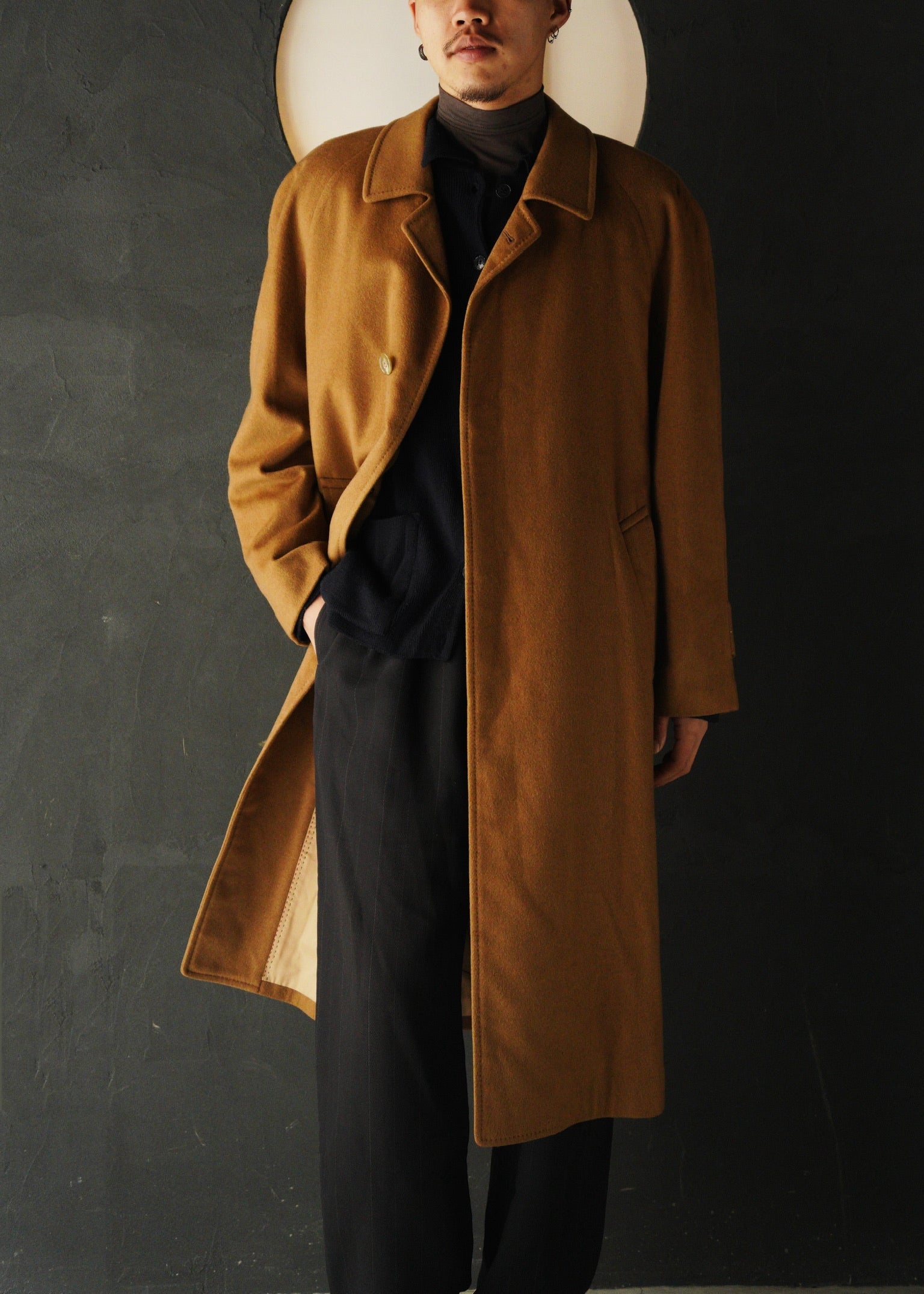 Raglan sleeve cashmere balmacaan coat