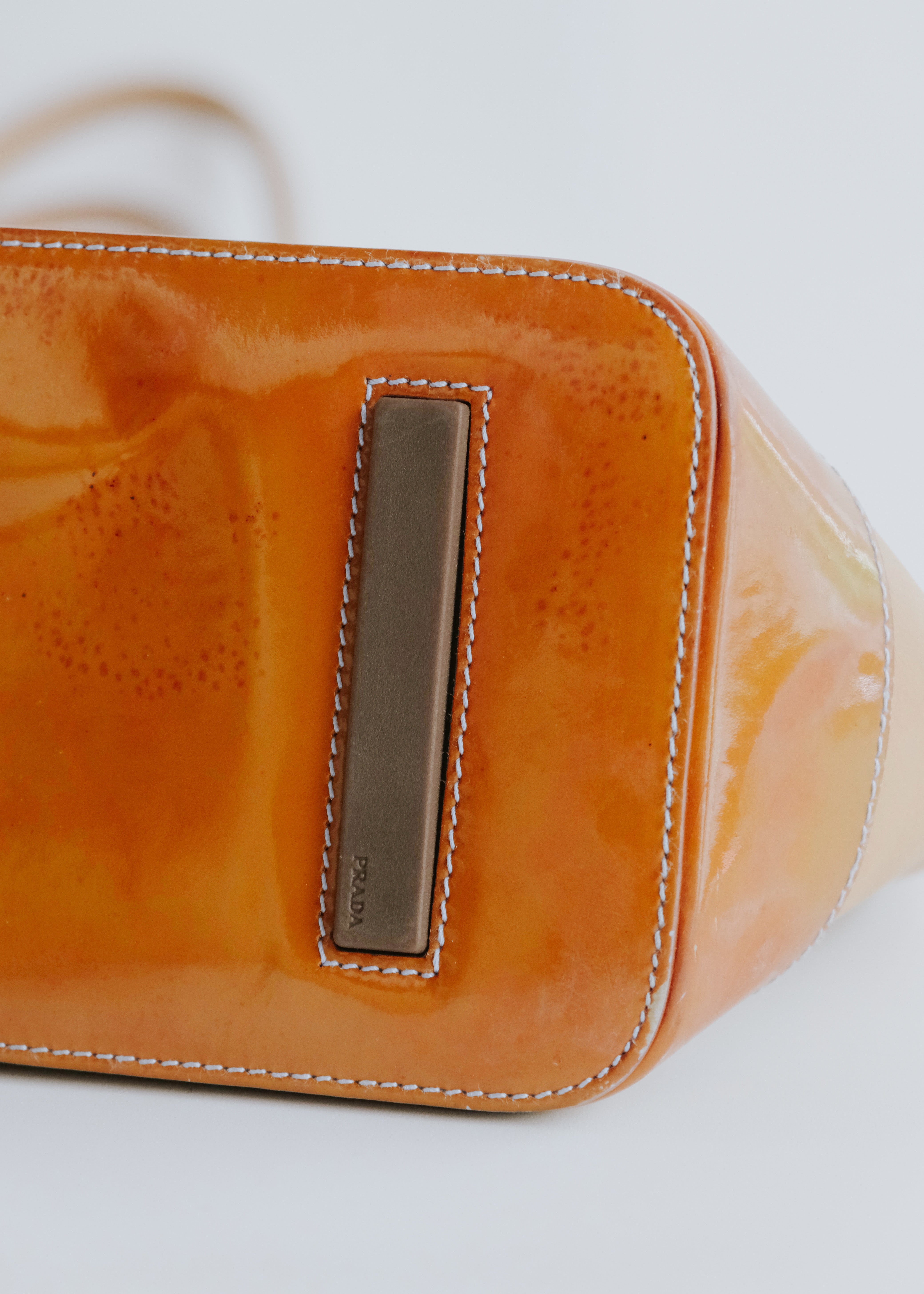 90-00's PRADA enamel bottom panel leather hang bag