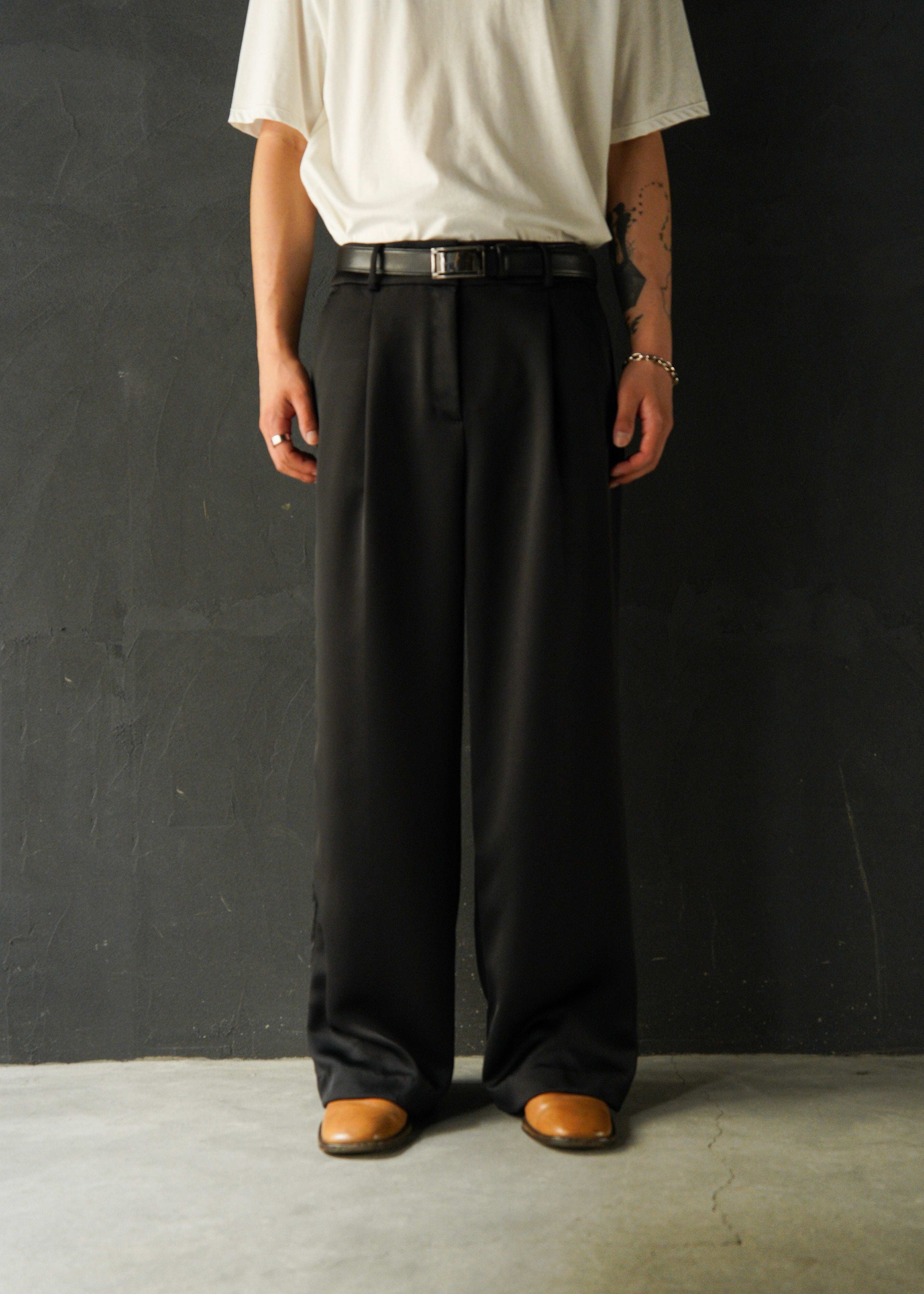 Tucked wide straight slacks