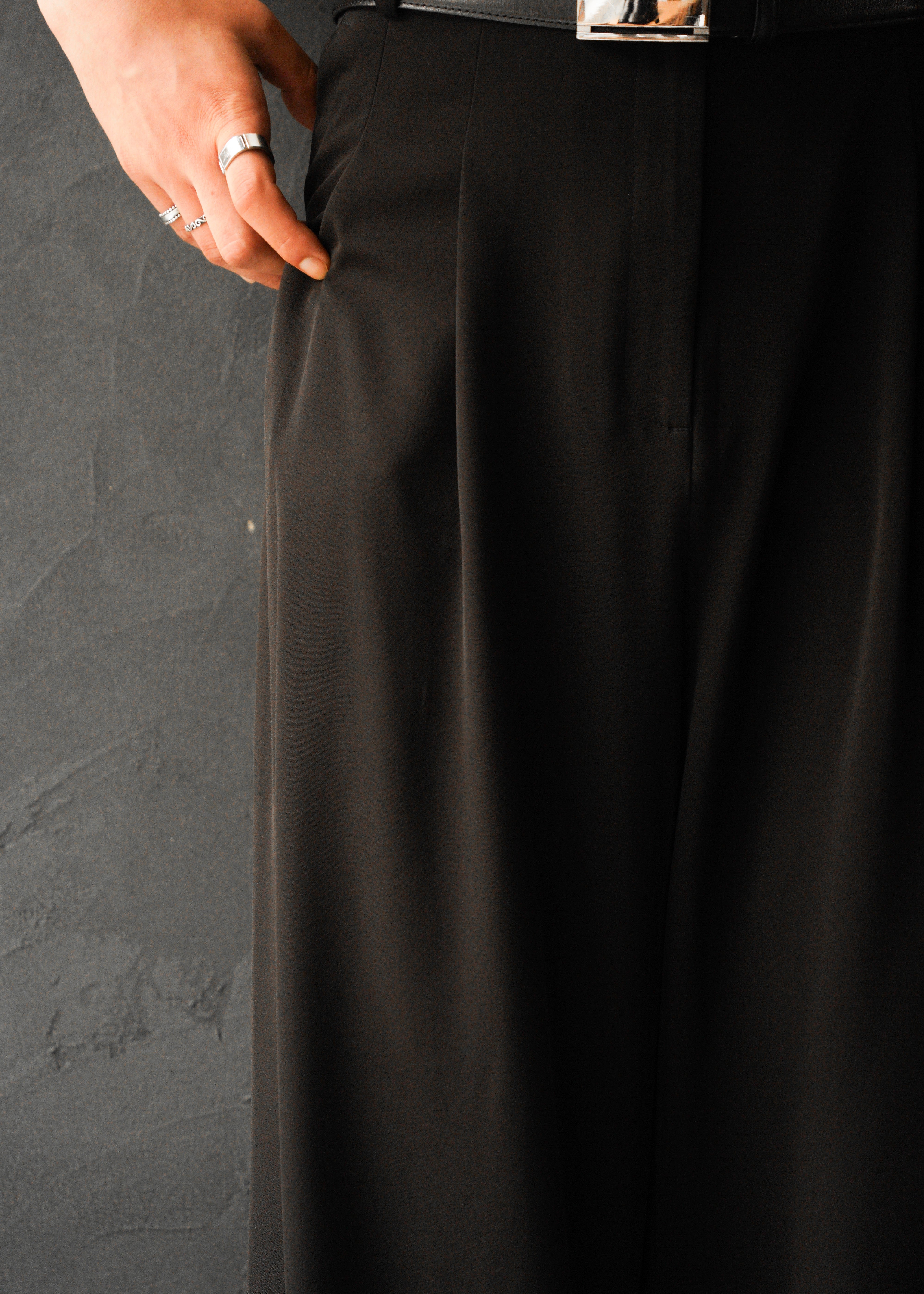 2 tuck wide straight smooth slacks