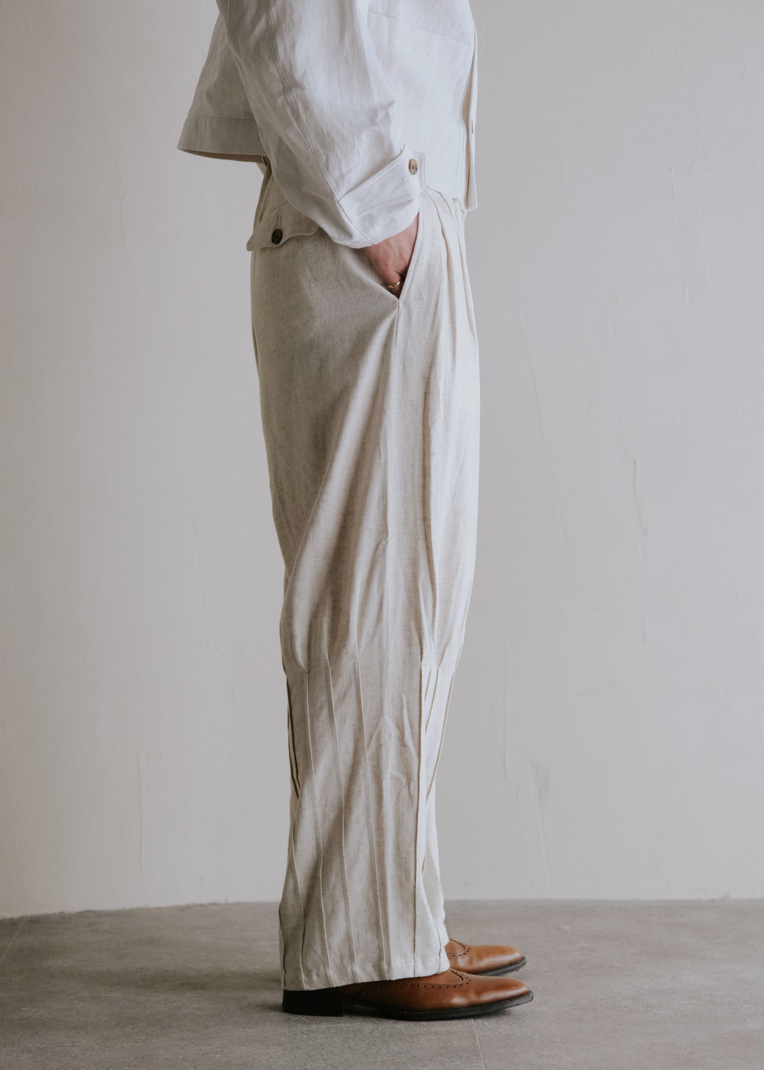 HOMO LUDENS 26SS pintuck linen slacks / Ivory