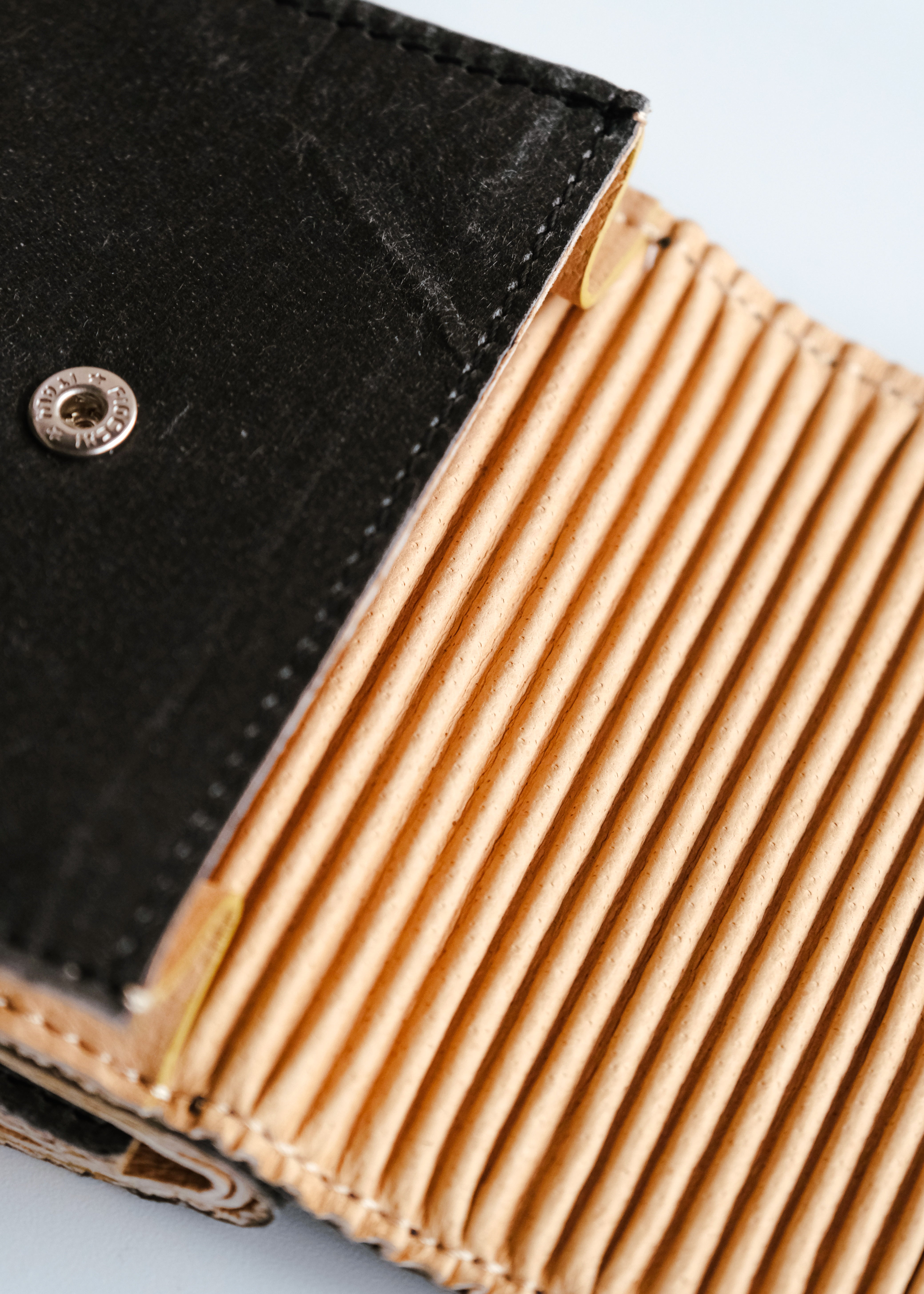 beta post cardboardic trifold wallet 050 Black メンズ