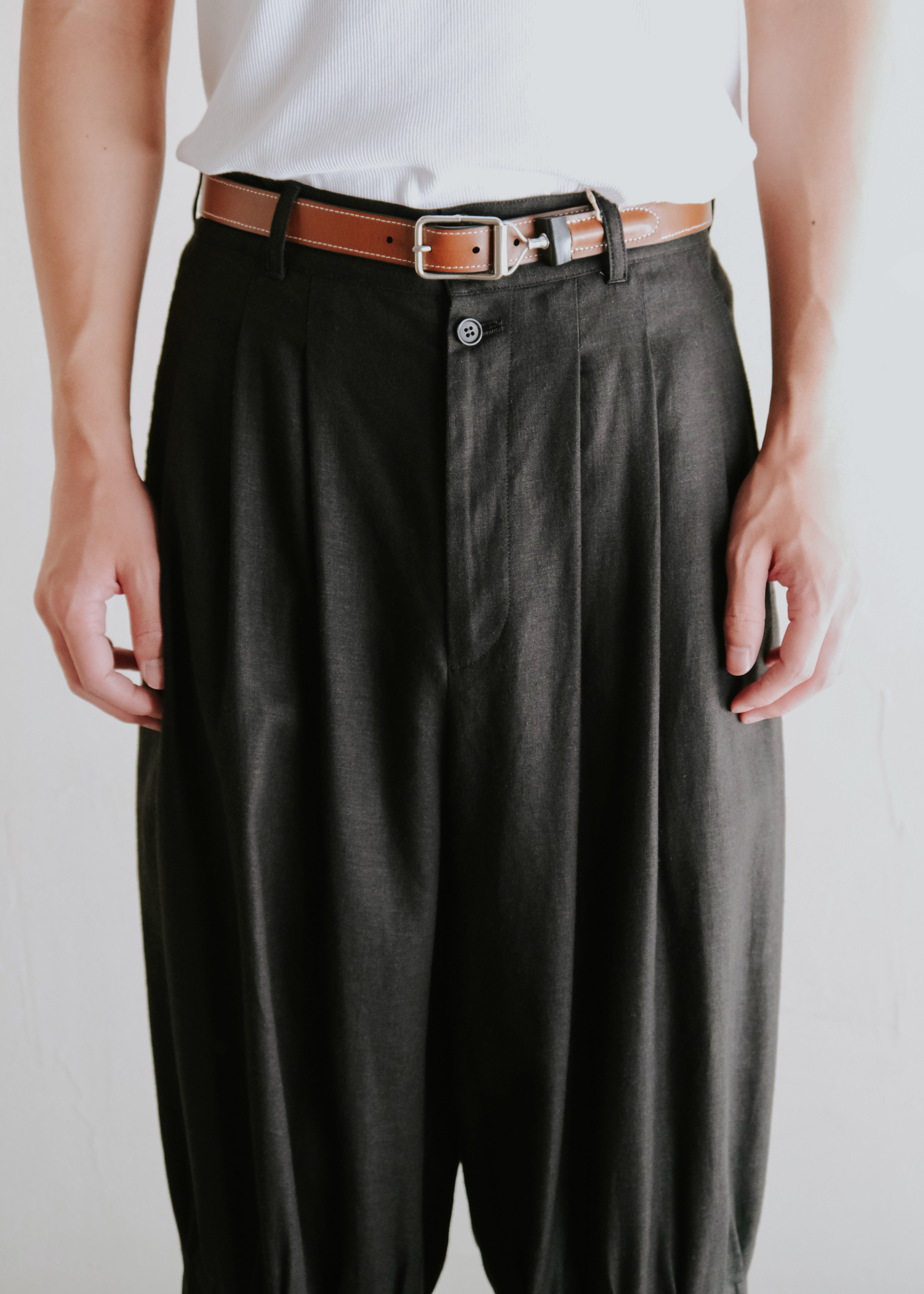 HOMO LUDENS 26SS pintuck linen slacks / Black