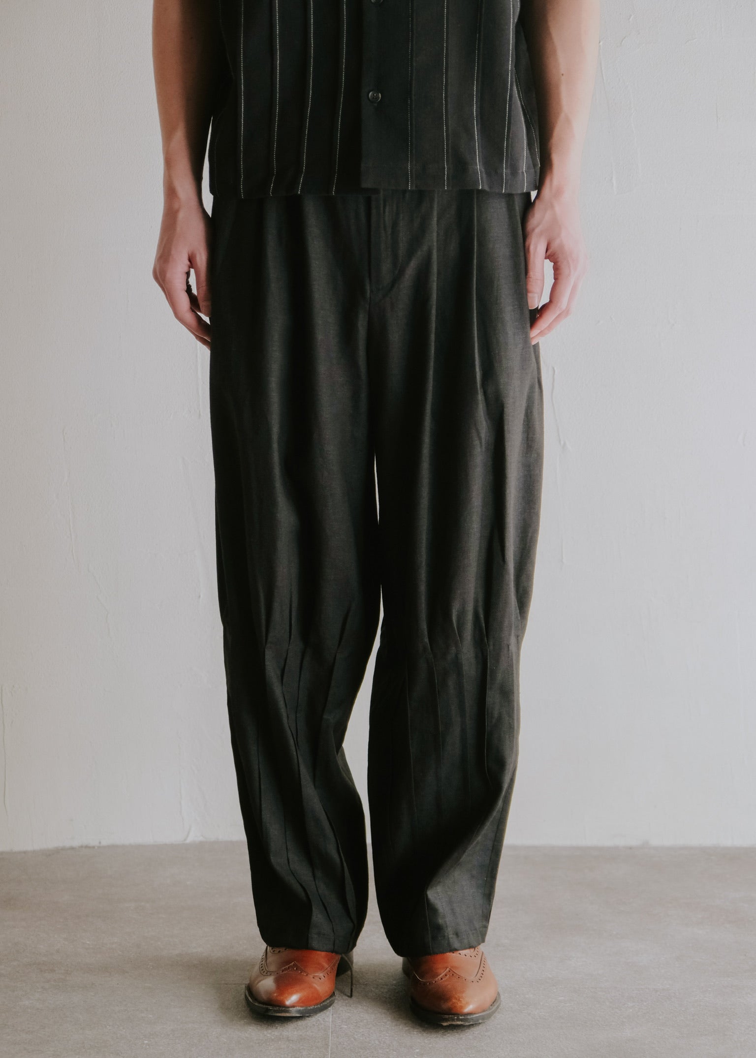 HOMO LUDENS 26SS pintuck linen slacks / Black