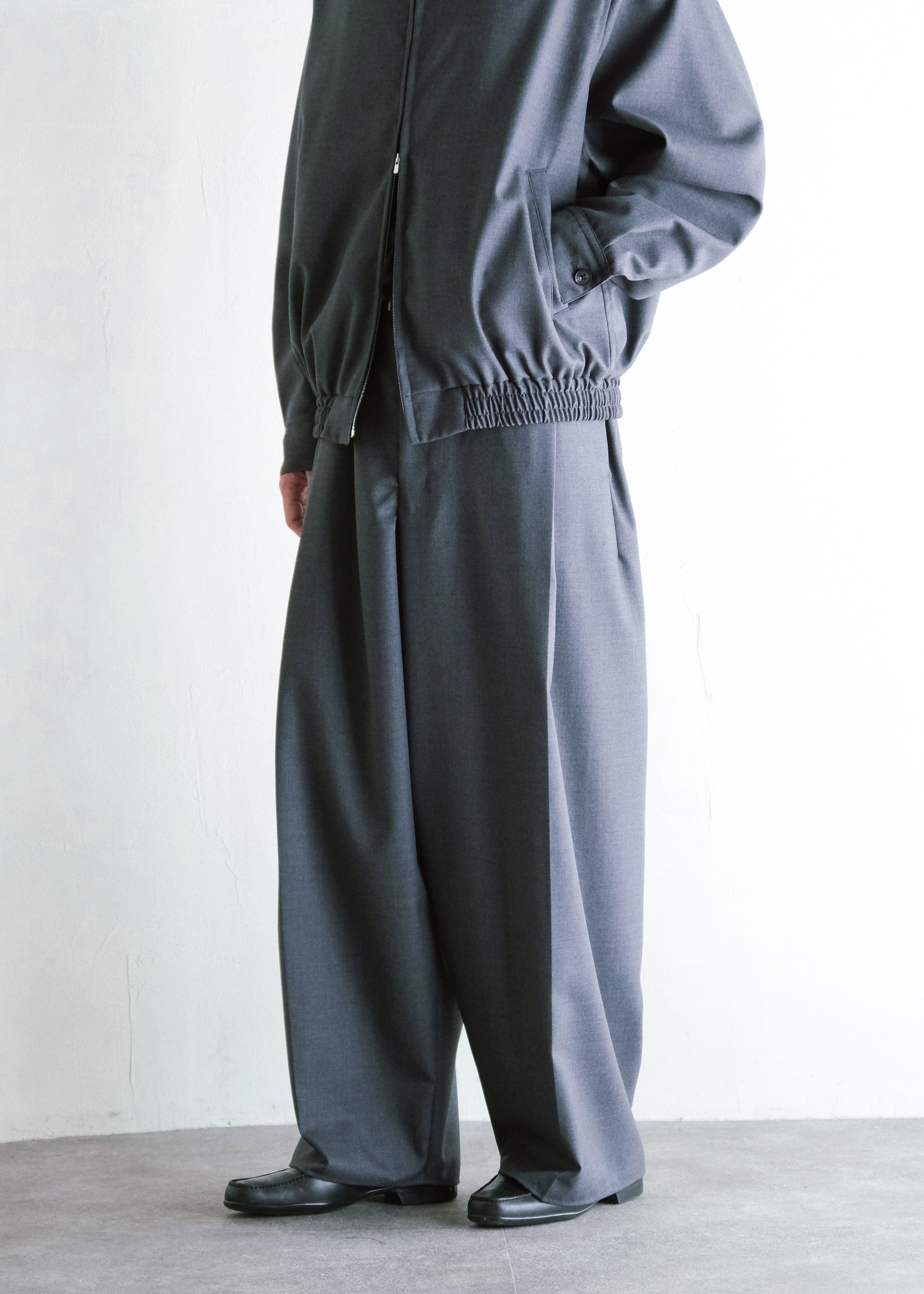 nonnotte 26AW Draping Crotch Box Pleats One- Tuck Trousers/ Charcoal Top