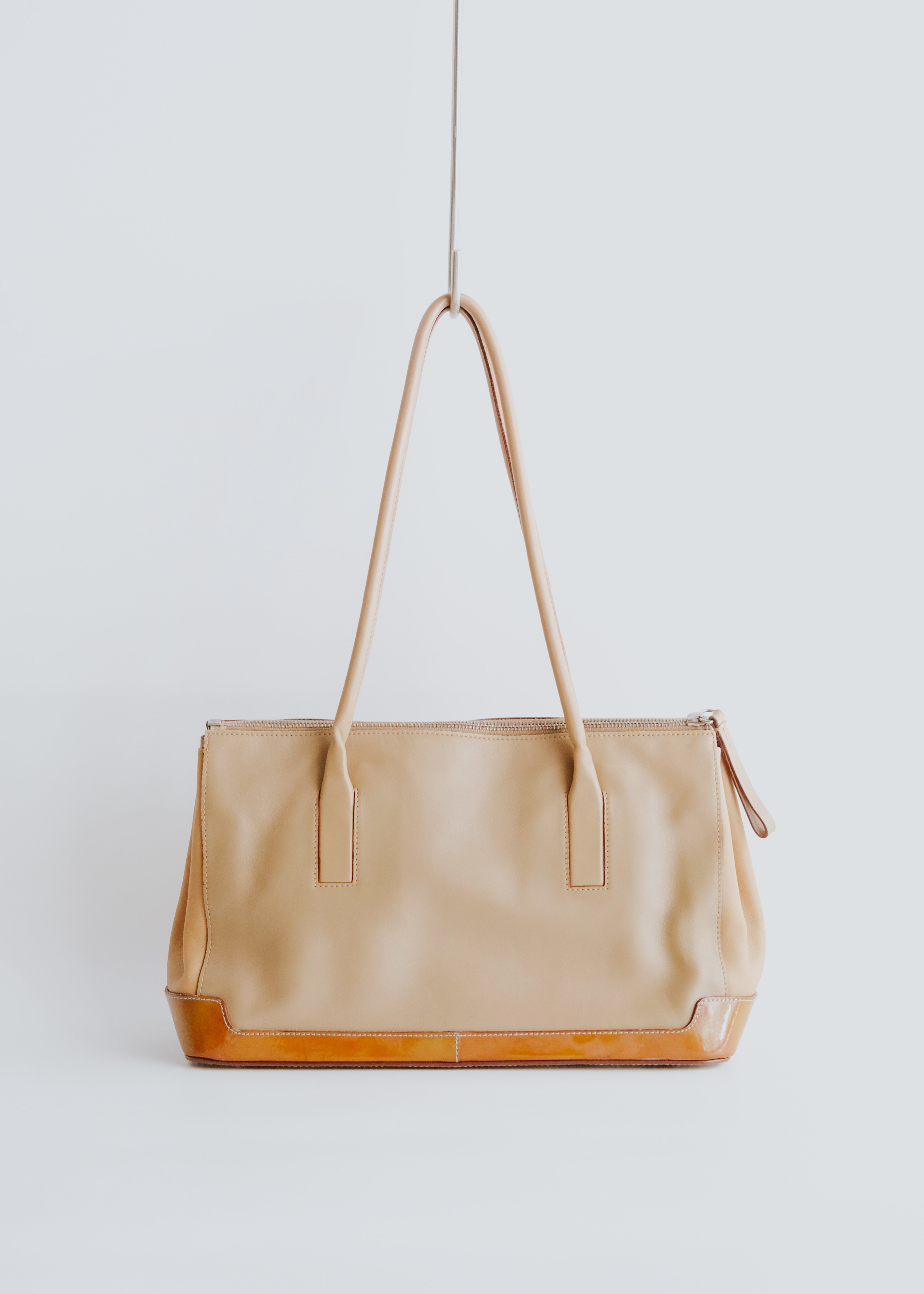 90-00's PRADA enamel bottom panel leather hang bag