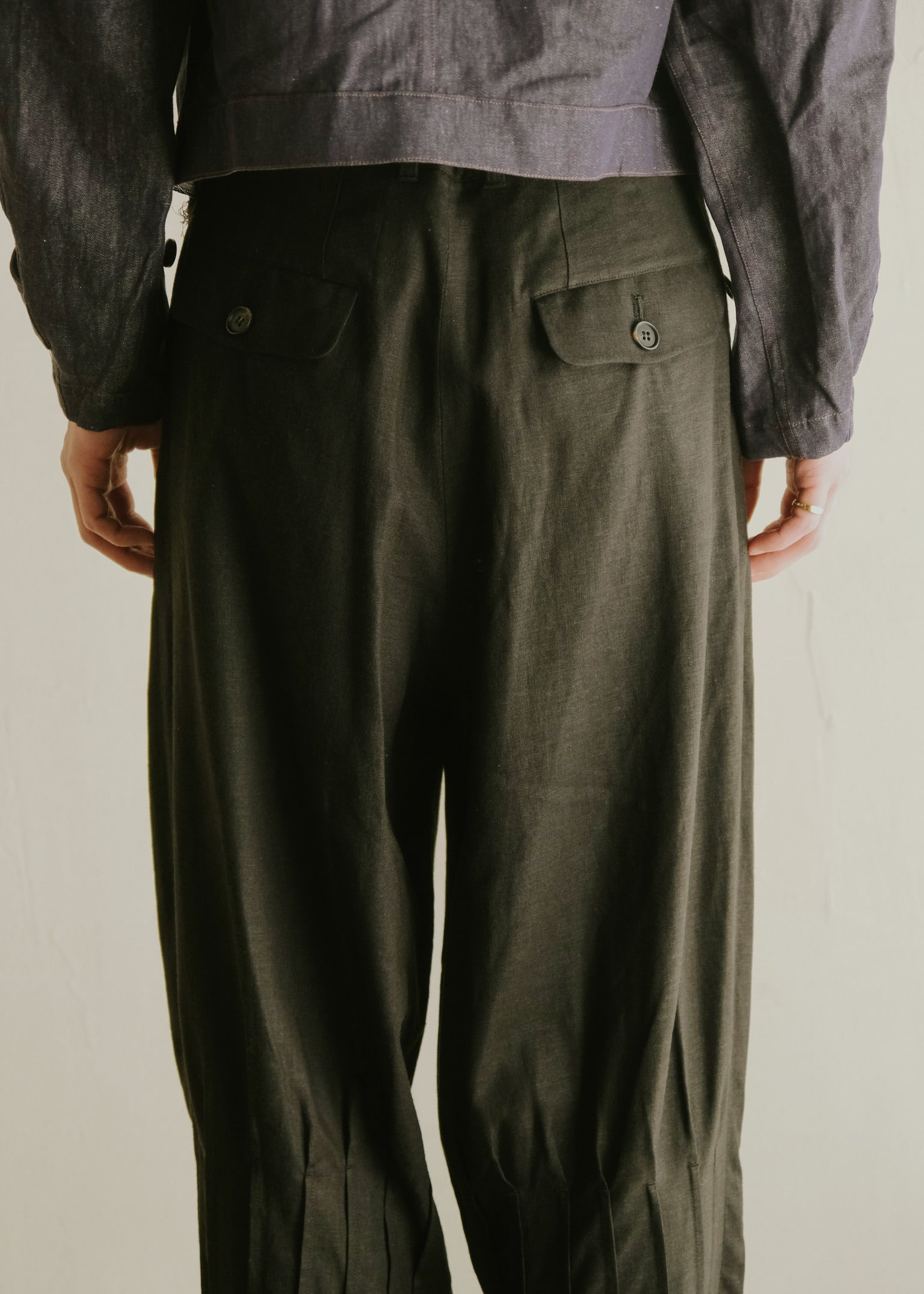 HOMO LUDENS 26SS pintuck linen slacks / Black